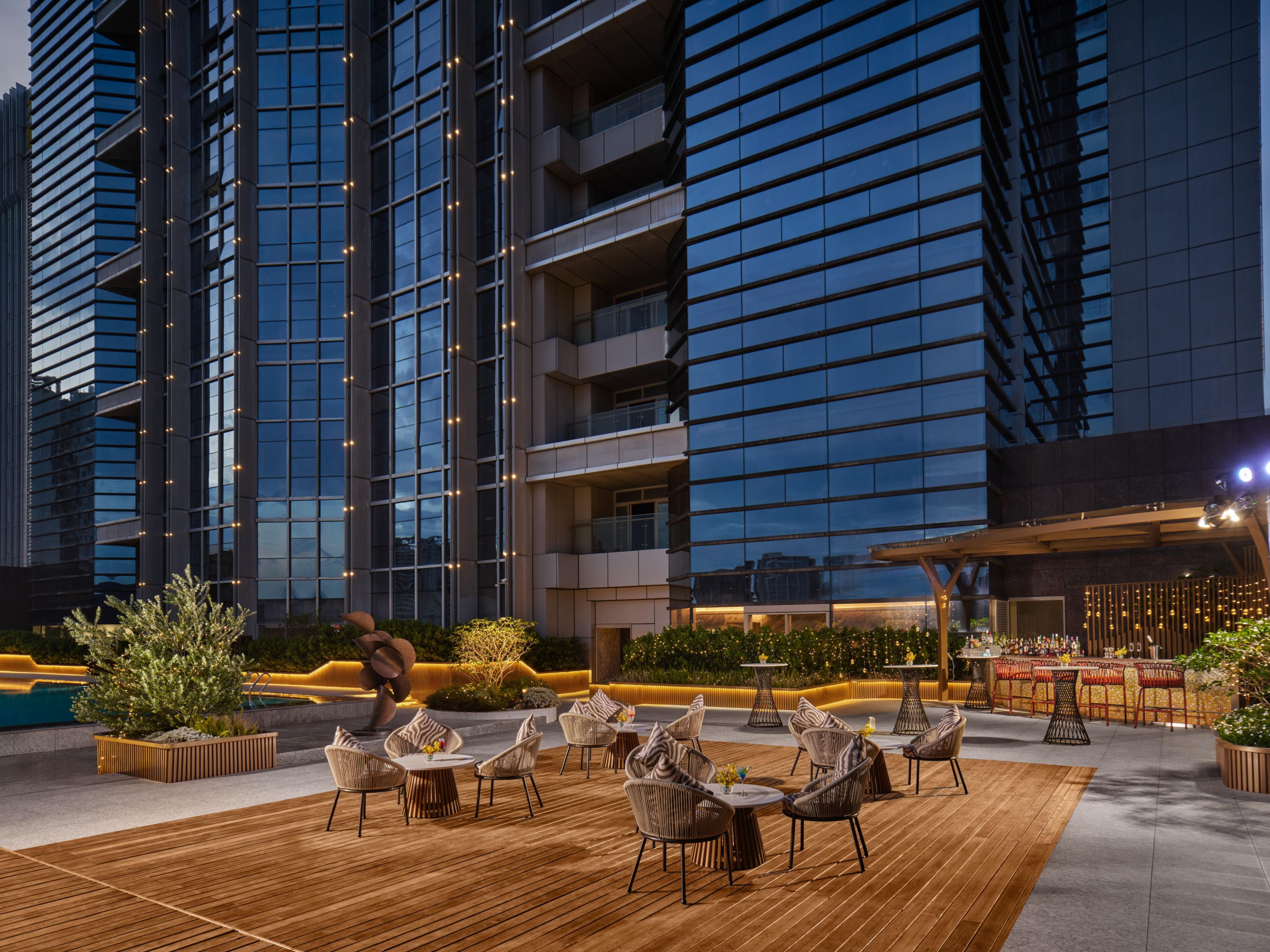 室内区域设有雪茄吧，户外吧台旁配备池畔雅座，微醺氛围里闲谈小酌，驻唱乐队旋律燃动微醺时光。