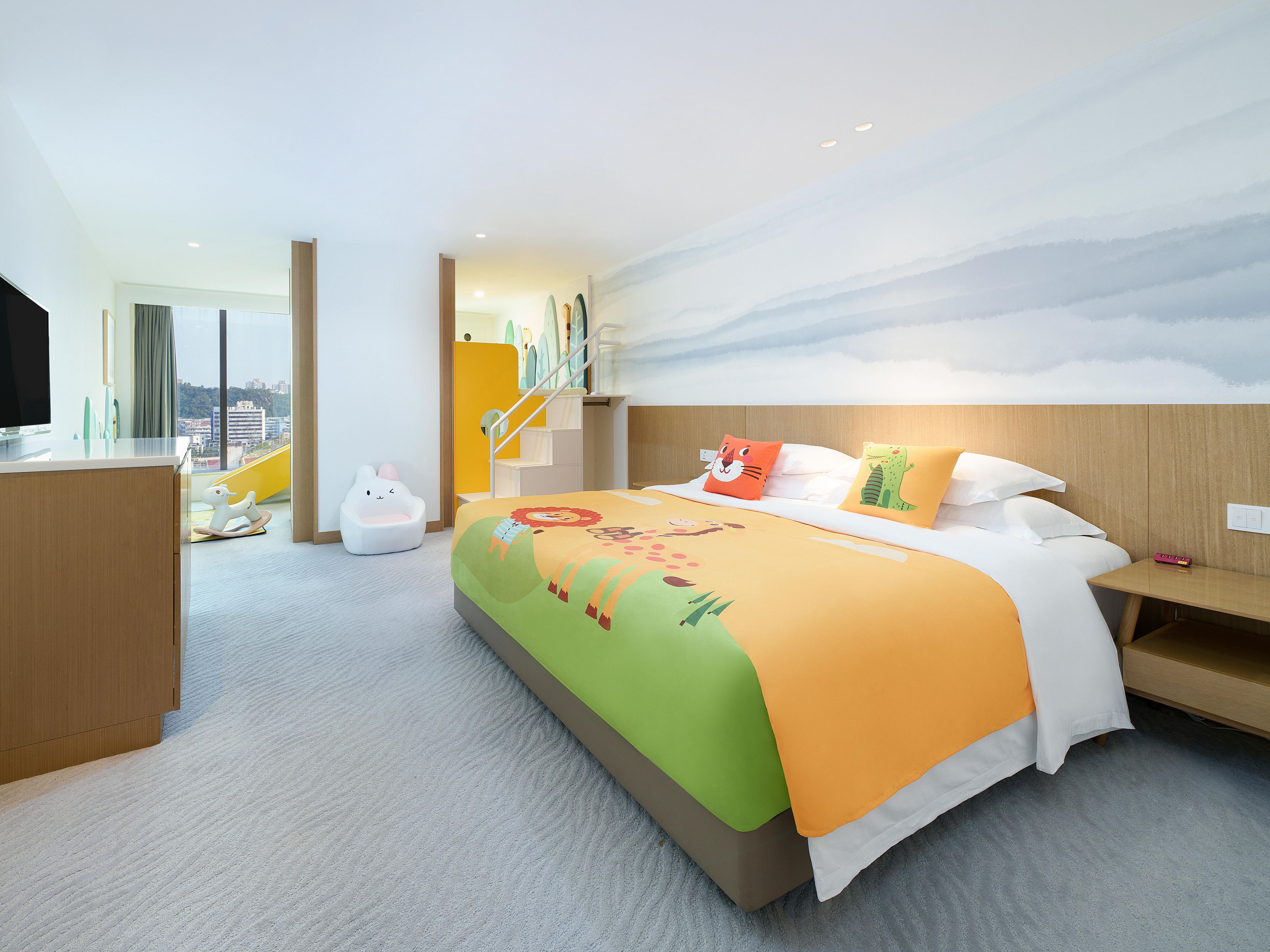 全新推出如同微型乐园般的“滑滑乐亲子家庭房”。房间内安排了专属游乐空间让孩子自主安排游戏，激发想象力。同时滑梯与树屋、书架等结合，营造沉浸式场景，让孩子拥有自己的“秘密基地”。
房间总面积41平方米，休息空间一共安排了三处，2*2m超大床，树屋上层约1.4*2m儿童床，树屋下层游乐区可"变身"为1.2*2m单人床。最多可容纳一家五口入住。一家人尽情欢聚，共享天伦之乐，是您亲子游的理想之选。