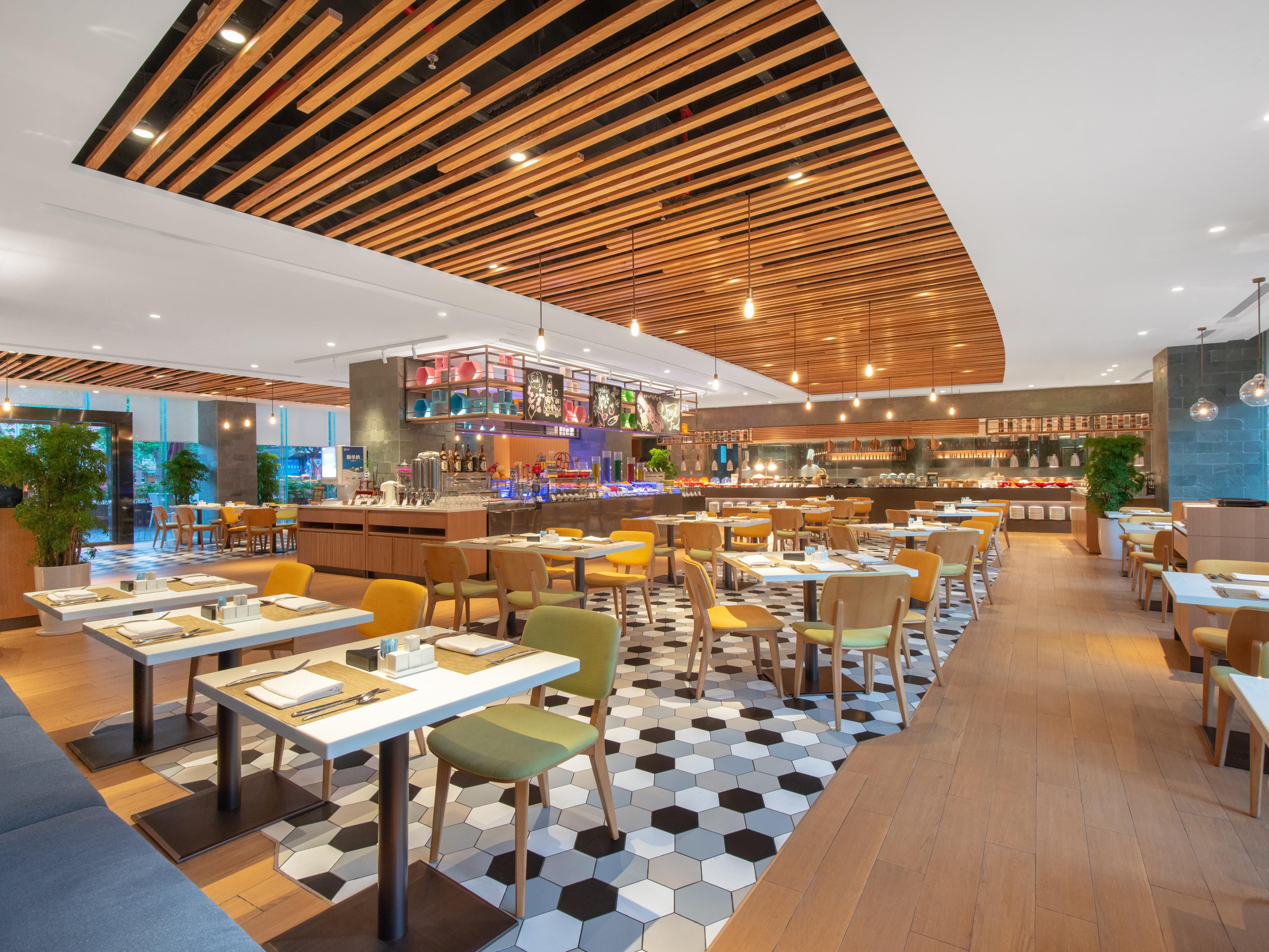 酒店内设中西两个特色餐厅，尽享饕餮盛宴。大堂吧以及行政酒廊为您的高端社交和商务洽谈提供宽敞、雅致的空间，成就您的高效商旅。