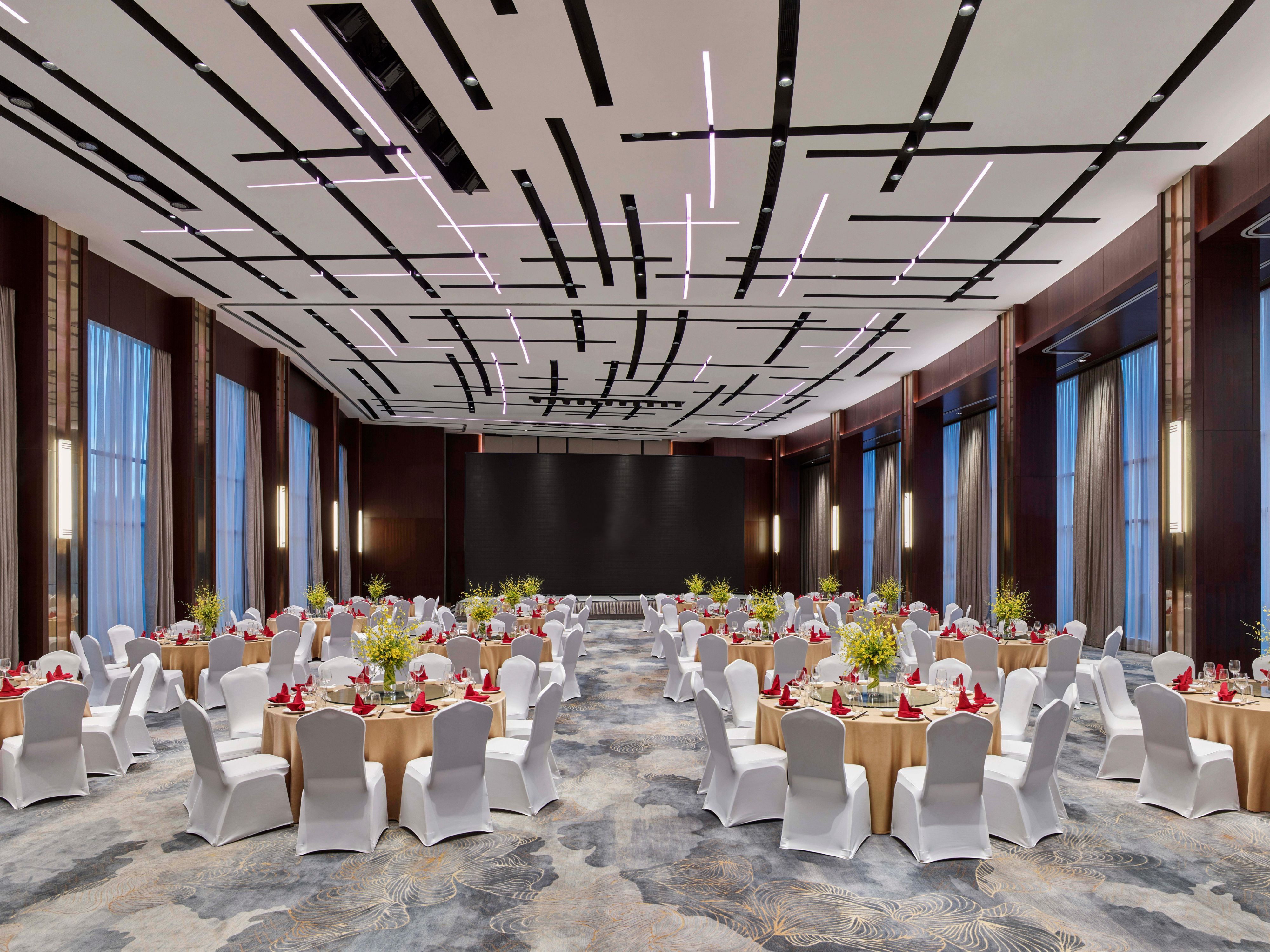 酒店拥有1,952平方米布局灵活的会议场地，其中包括958平方米，层高7米的无柱式大宴会厅以及7个多功能会议室。所有会议室均配有视听会议设备，可无线宽带上网，满足不同规模活动的需要。无论是董事会议、公司年会或是盛大婚礼，我们的皇冠会务总监都能为您量身定制完善细致的会议方案，助力您的会议活动尽善尽美。