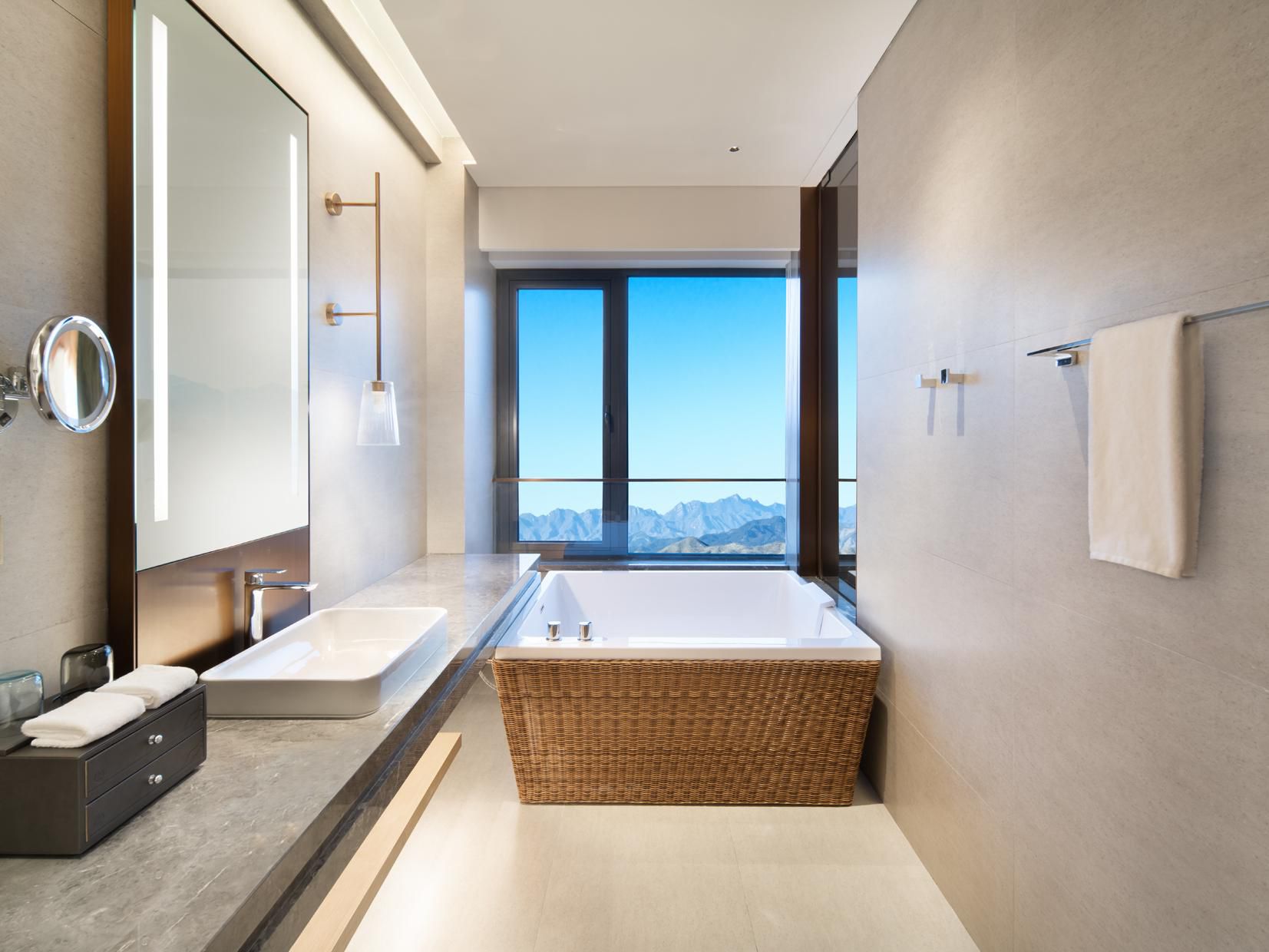 酒店大部分房间都配备了温泉入户，温泉水有1600多年的历史，是偏硅酸型的泉水。