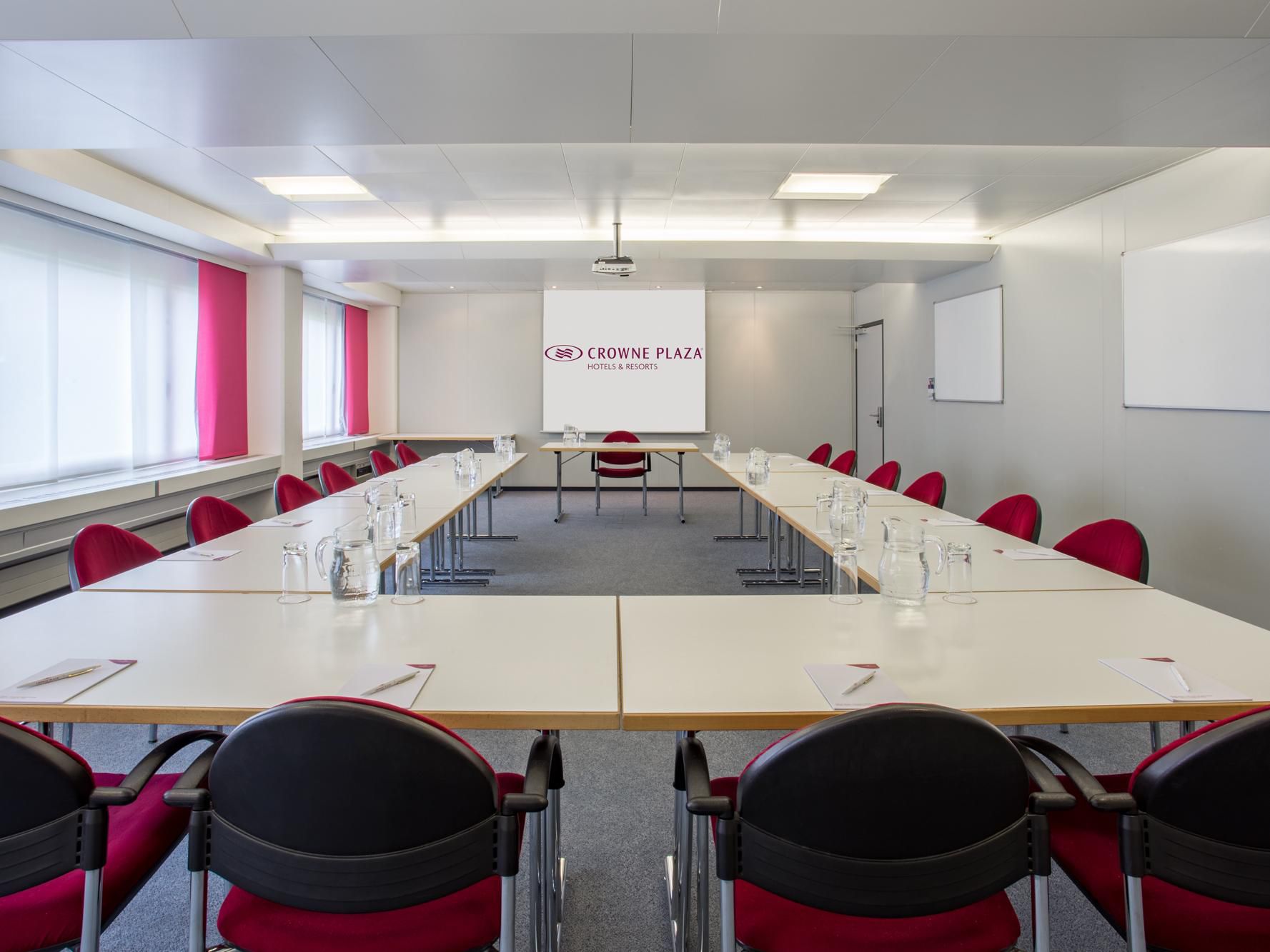 Elevate your meetings with our ‘Meeting for Good’ program! Enjoy plastic-free water service, reusable meeting supplies on request, and digital materials to cut paper waste. We reduce energy use during low-occupancy times and offer local, plant-based menus with reusable serviceware to minimize waste.