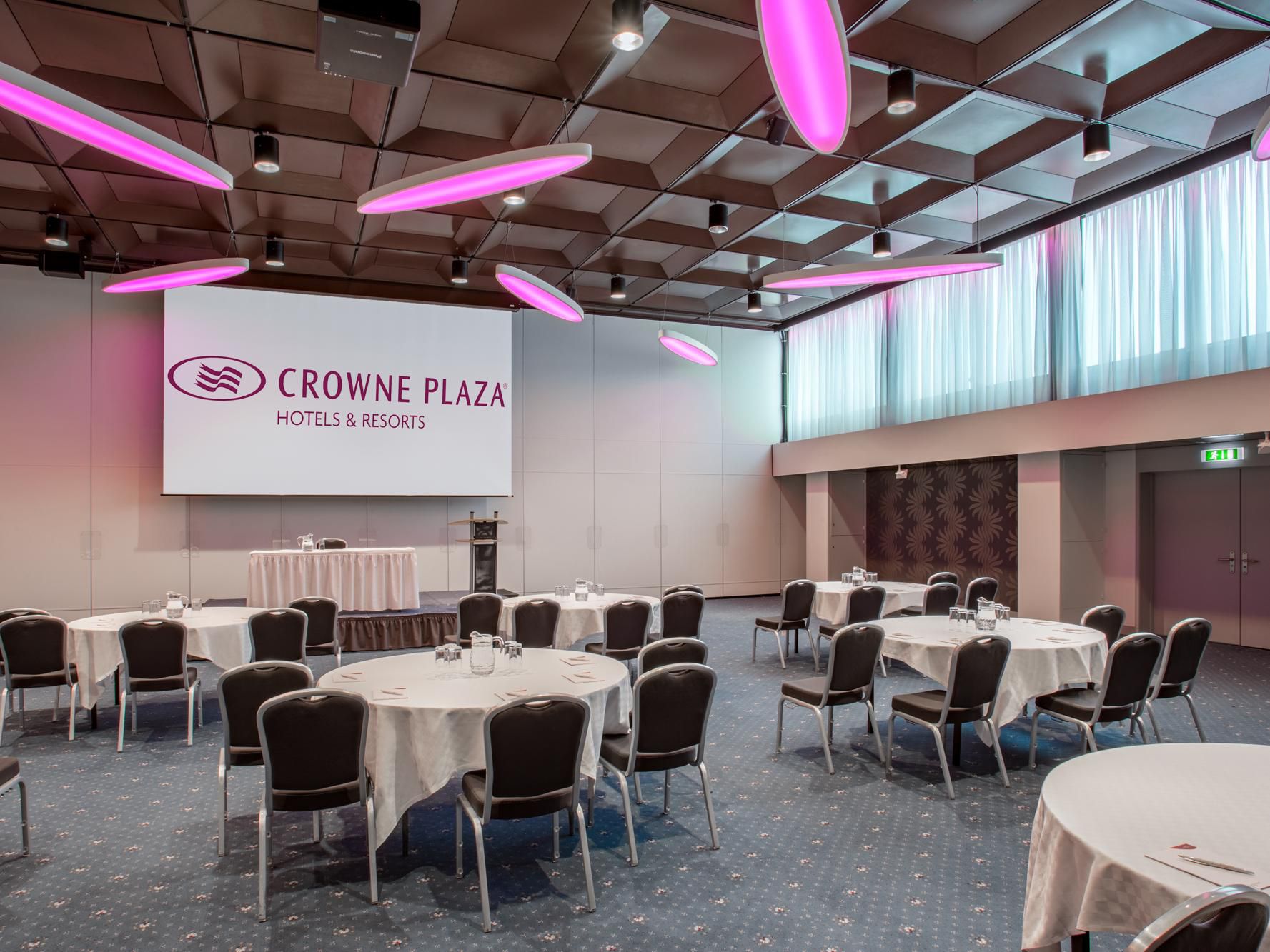 Host your Zurich event at our hotel with 12,917 square feet of versatile space ideal for groups of any size. Ignite productivity in 11 naturally lit meeting spaces, breakout areas, and workshop rooms. Our spacious auditorium welcomes up to 420 guests for larger gatherings, conferences, social events, and receptions.