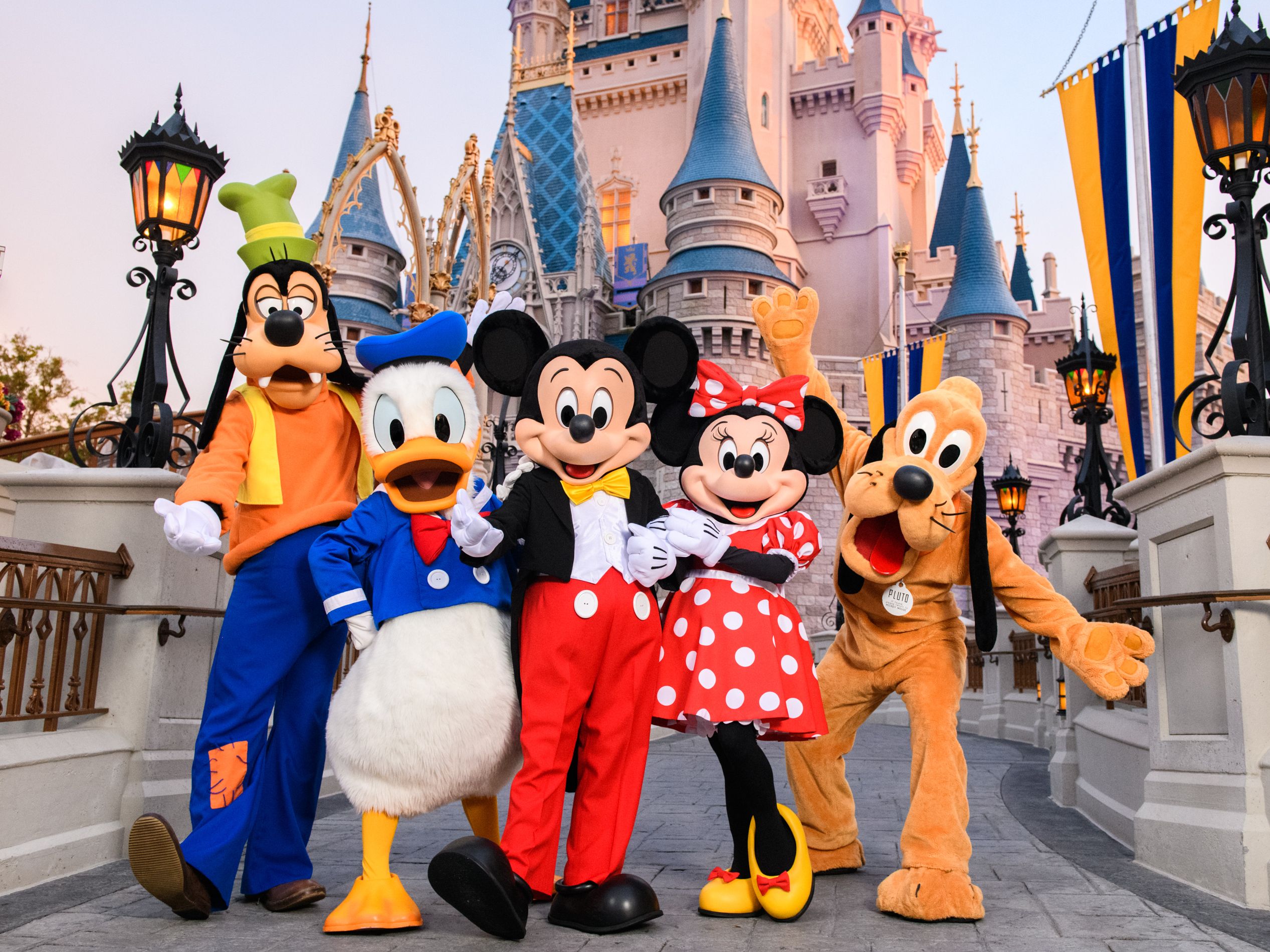 Micky mouse characters welcoming wave