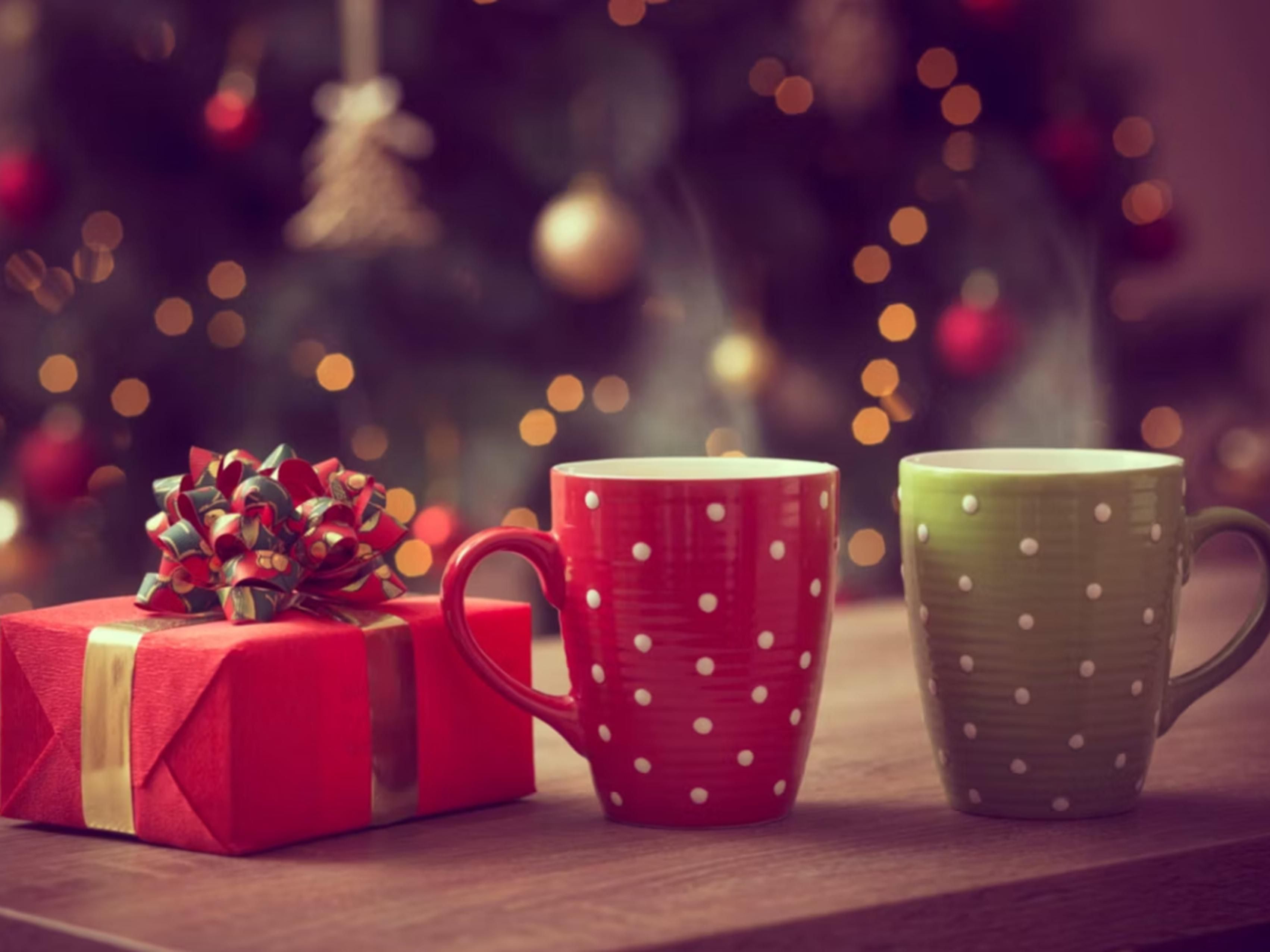 Step into a cozy holiday retreat with our festively decorated suite, featuring a lit tree and wreath. Your stay includes a welcome basket filled with cookies and snacks, plus four hot beverage coupons for EVEN Kitchen & Bar. Redeem them for warming treats like hot chocolate, Irish cream coffee, hot cider, or specialty Costa Coffee drinks.