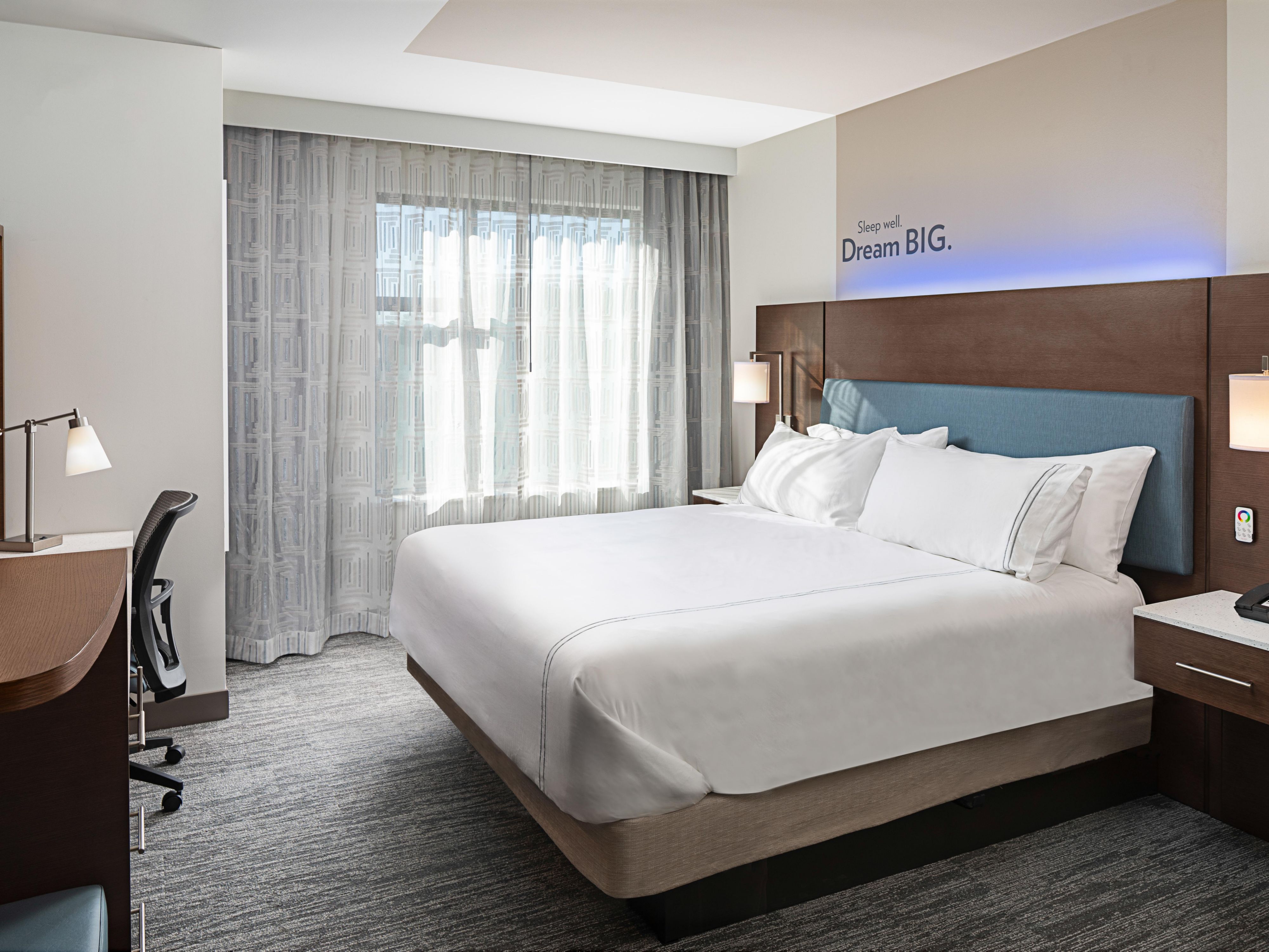 Our 5th and 6th-floor rooms overlook Alpharetta’s beloved Avalon, a community gathering place with excellent shopping, dining, and entertainment. Ask us how to upgrade to a room with a view of this Alpharetta treasure.