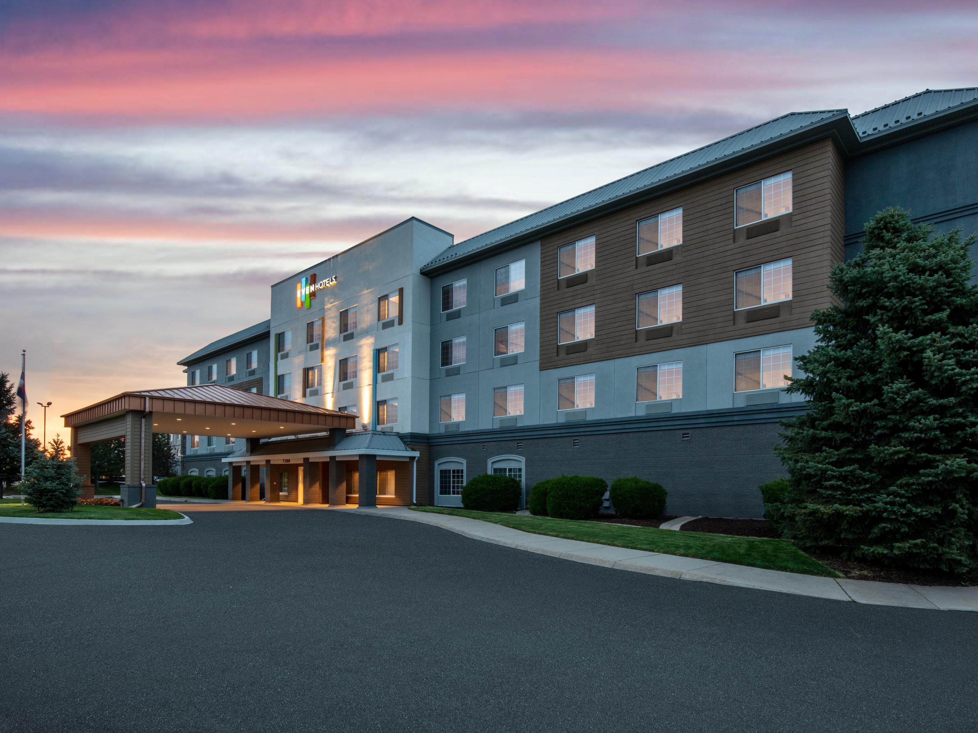 Our DTC hotel offers an unrivaled location close to corporate offices, such as SAP, HP, and Zoom. It's also close to popular sites like Cherry Creek Park and Fiddlers Green Amphitheater. Plus, venture out to Colorado Springs and explore the Manitou Cliff Dwellings and Garden of the Gods, or catch a concert at the Red Rocks Amphitheatre.​