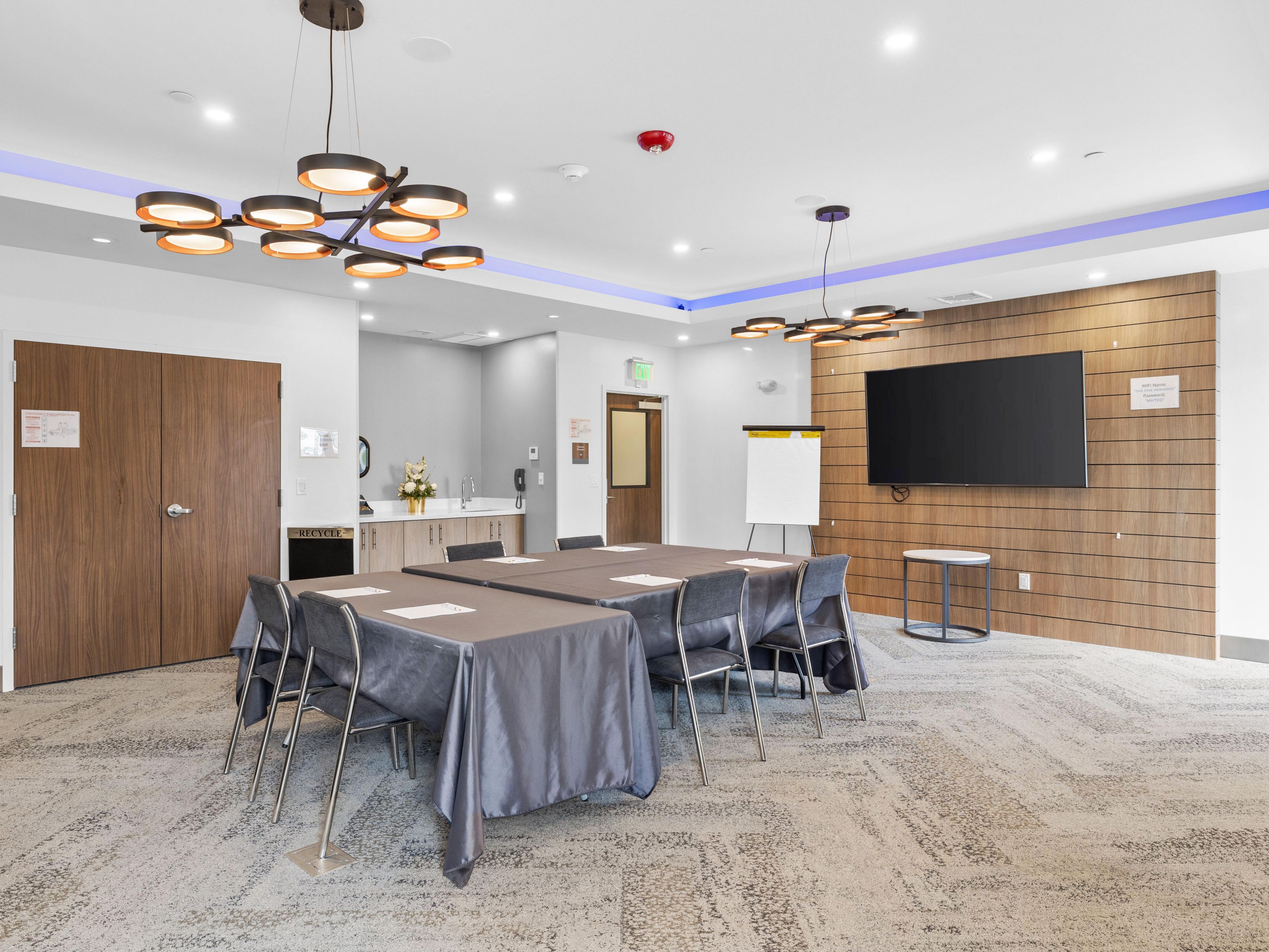 Whether you are planning a business meeting or a unique social experience, the 676 sq. ft. modern Willow Room is fully equipped to ensure a seamless event. The Flex Room functions well for breaks and smaller activities during your conference. Our onsite event coordinators will help plan the most efficient Manchester, NH event.