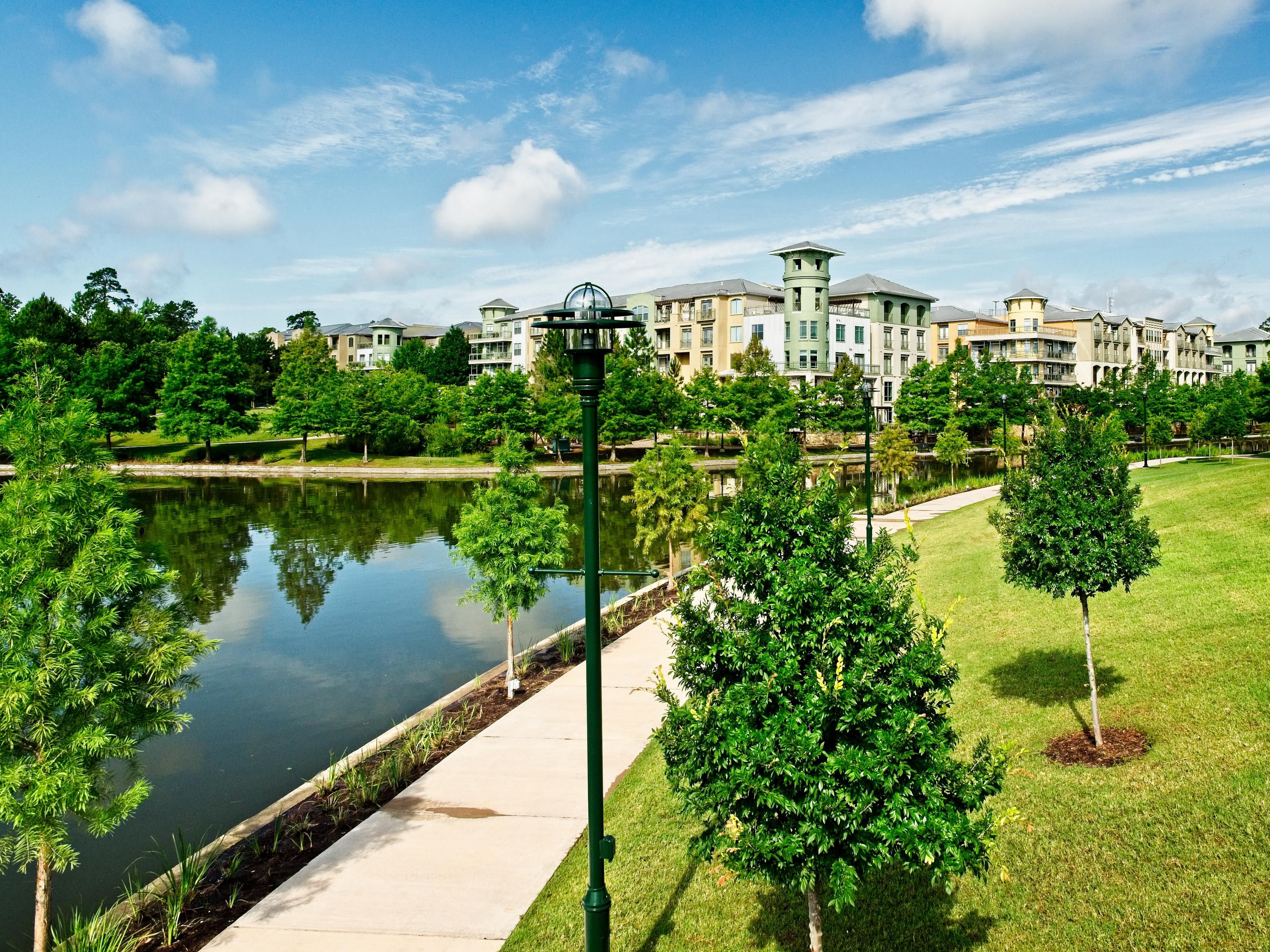 All Shenandoah has to offer is a quick drive away. The AMC Metropark Square and The Woodlands Mall provide urban entertainment, while beautiful wetland trails and kayaking routes let nature enthusiasts have an outdoor adventure. Business travelers will be mere minutes from ExxonMobil, Hewlett Packard Enterprise, Halliburton, and Schlumberger. 

