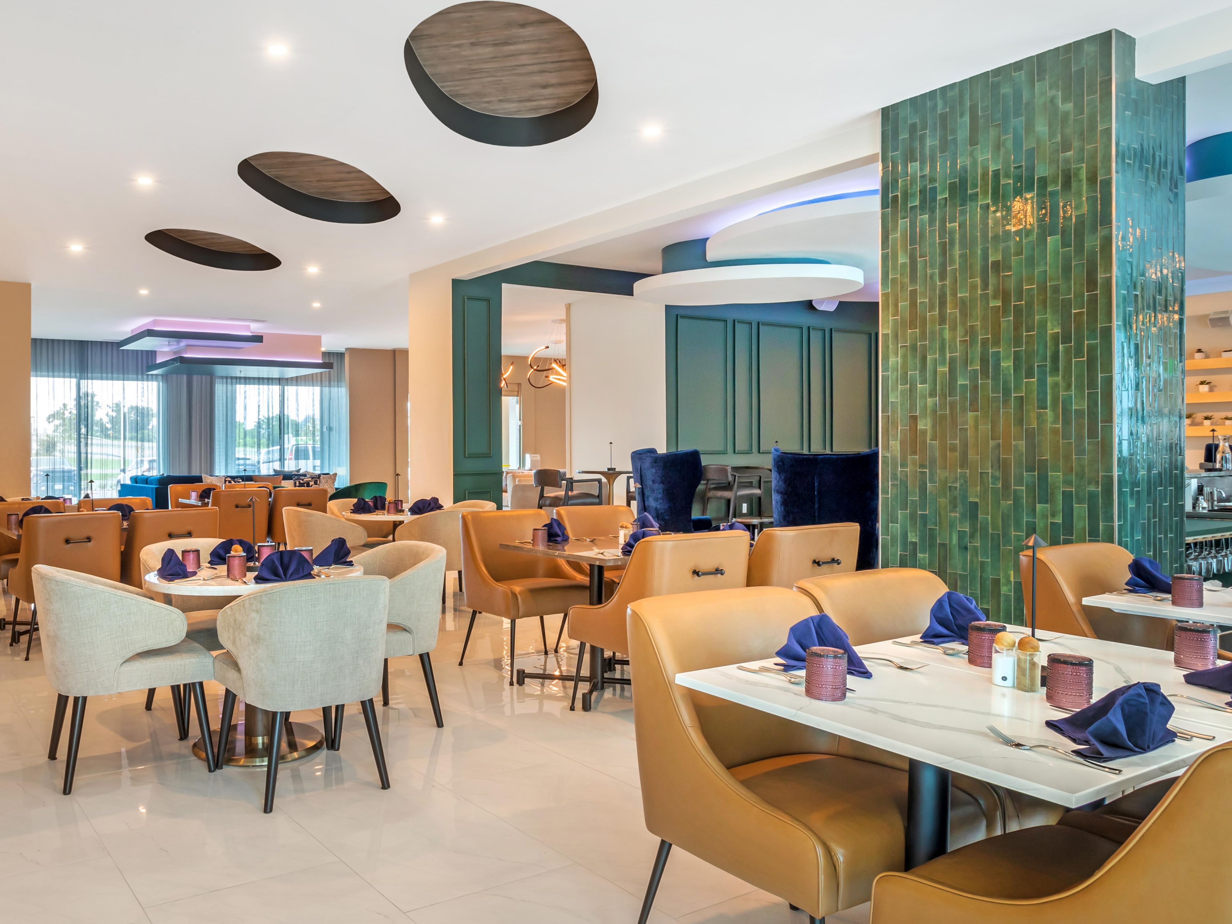 Looking for a delicious and rewarding stay in Waco? Look no further than EVEN Hotel Waco – University Area and its Stay & Dine package! With this package, you'll receive a $50 credit to EVEN Kitchen & Bar. Whether you're looking for a hearty breakfast or a satisfying dinner, our menu has something for everyone.