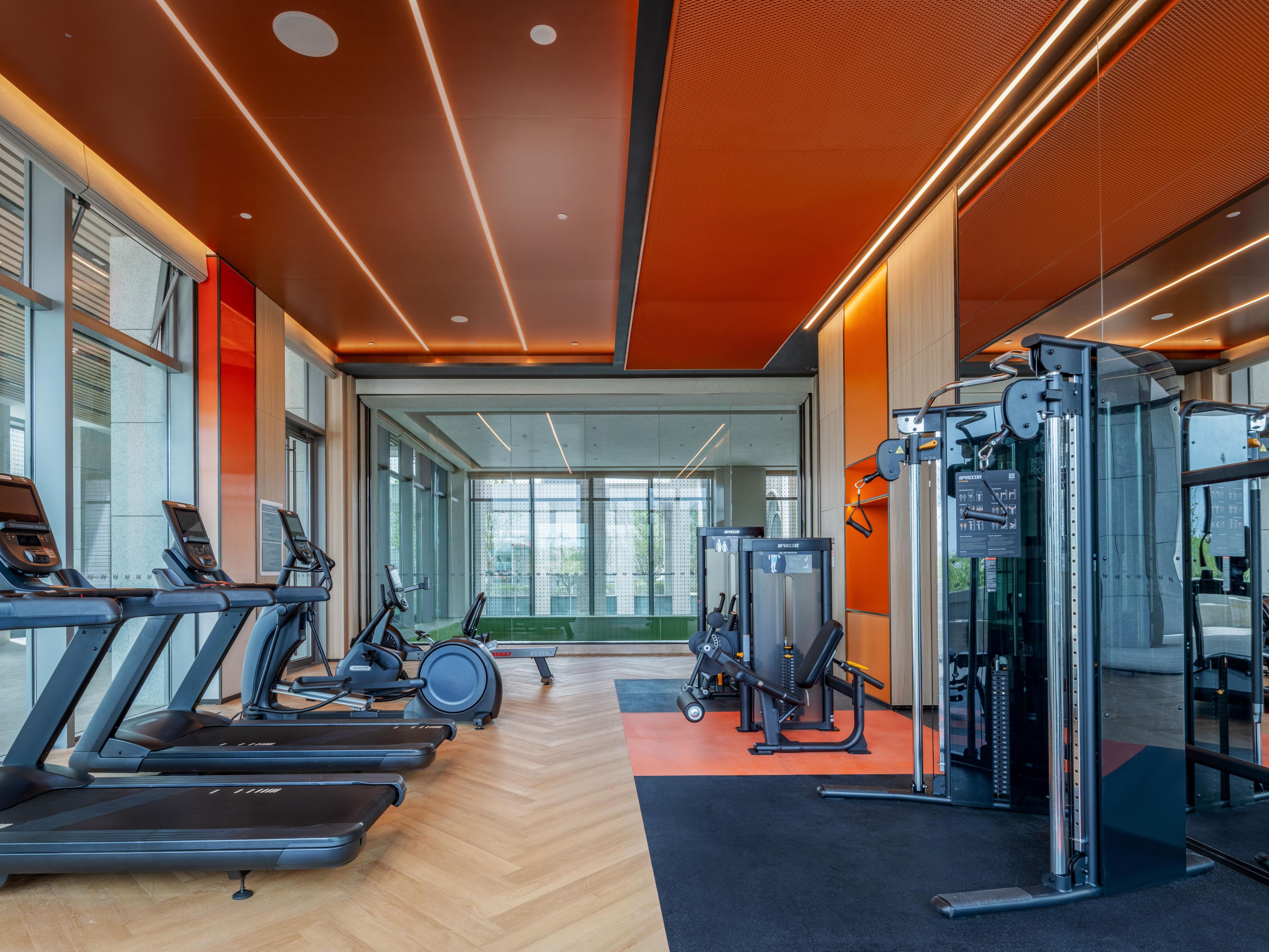 健身设施一应俱全的活力馆配合多功能房、瑜伽室等，可满足不同的健身需求。