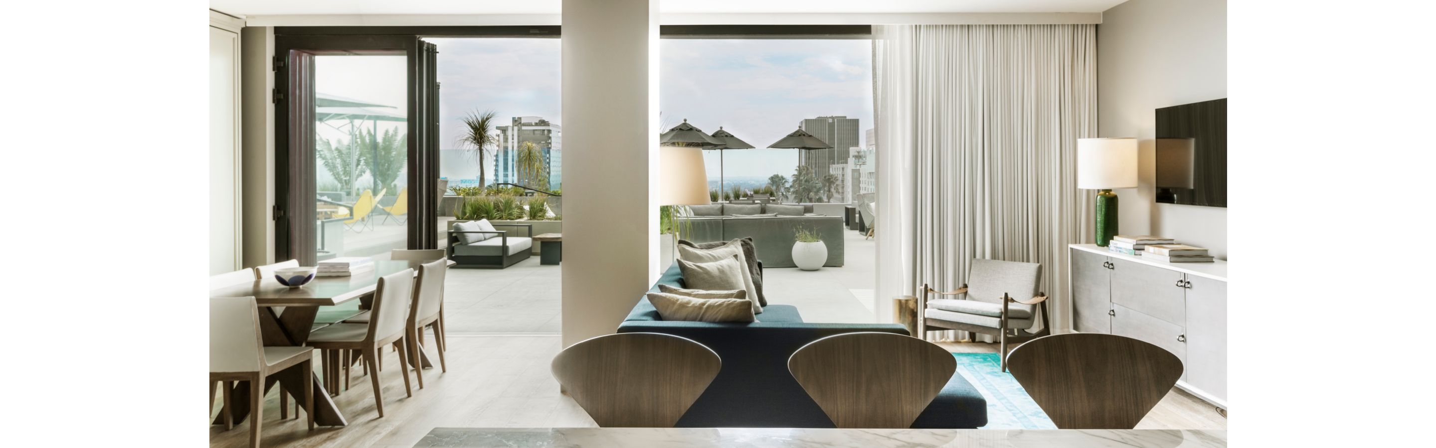 白色大理石桌，上面放置着赏心悦目的白色、粉色和金色鸡尾酒