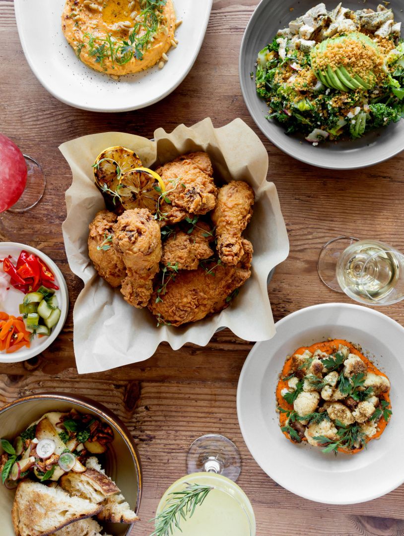 供家庭用餐的桌子上摆有鸡肉、沙拉、开胃菜等