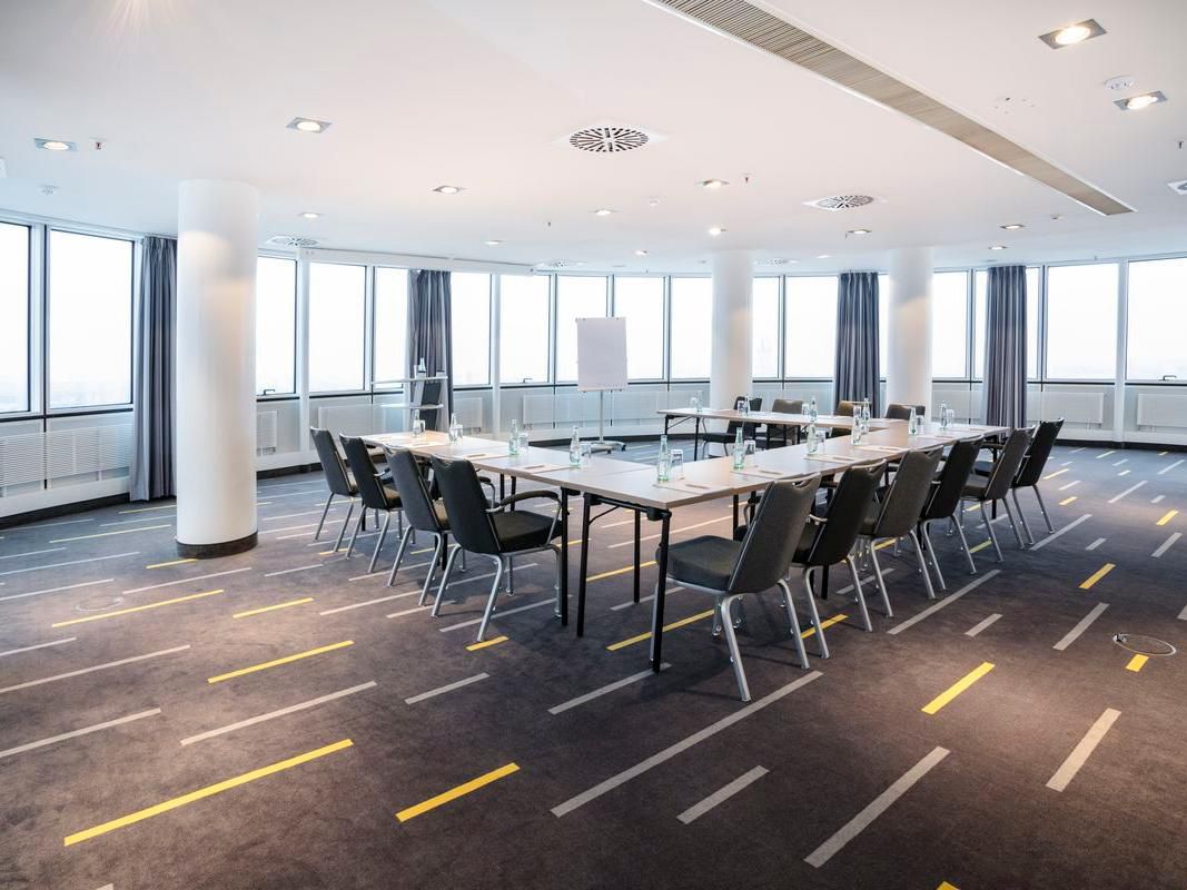 Our modern conference room at the Garner Hotel Berlin – Spandau features natural daylight, free Wi-Fi, and standard equipment (projector, screen, pinboard, flipchart). Suitable for up to 60 people, with underground parking spaces (subject to availability). Unlimited soft drinks and water in the room ensure your comfort.