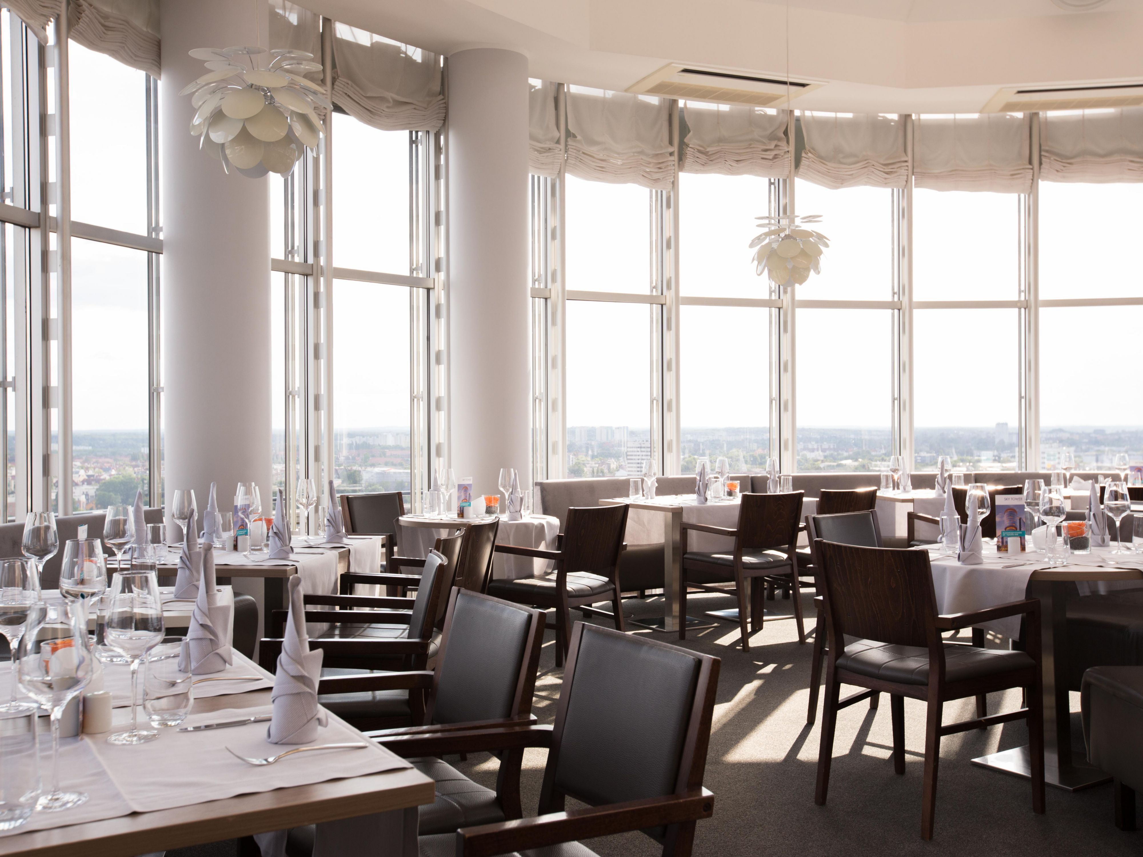 Start the day on the 16th floor with a varied breakfast buffet. Enjoy a wide selection of fresh delicacies while enjoying a breathtaking panoramic view of the city - the perfect start to a successful day.