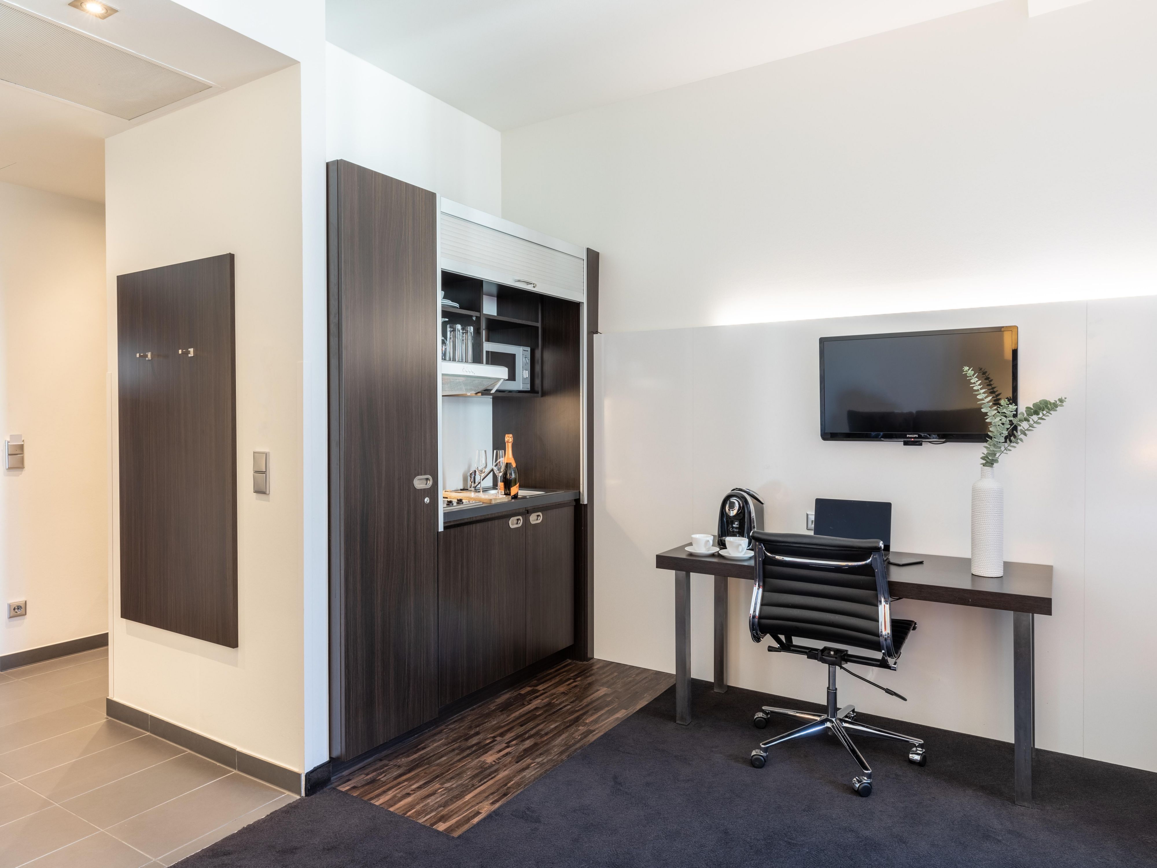 Enjoy the comfort of a modern hotel and the freedom to prepare your own meals. Our rooms and apartments with kitchenette offer maximum flexibility, whether you’re staying in Berlin for a few nights or a longer visit – perfect for self-catering guests.