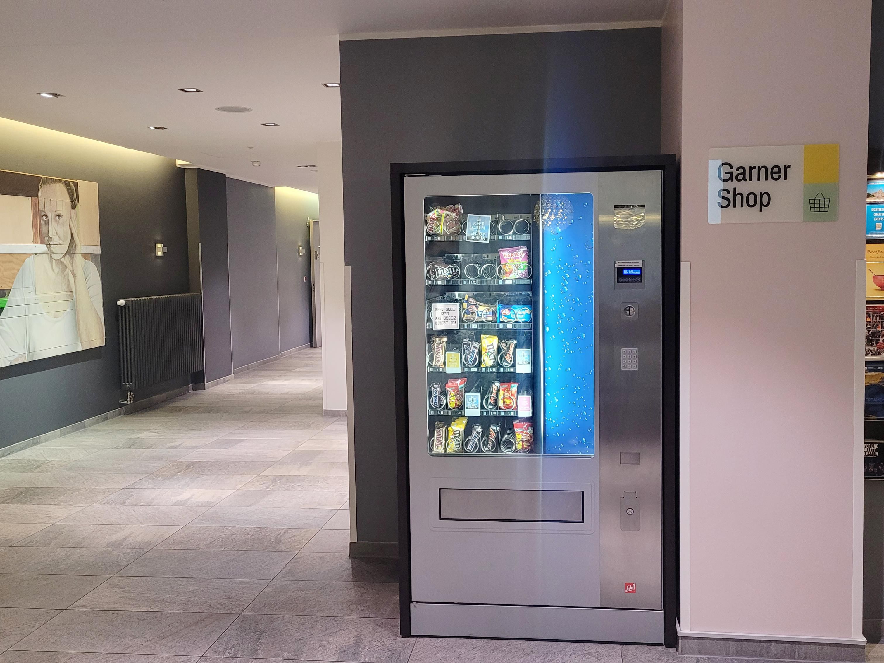 The Garner Shop in the hotel lobby is open around the clock and offers a wide selection of drinks and snacks. Whether for a quick bite or a refreshing drink - you'll always find what you need here. Perfect for a little treat in between!