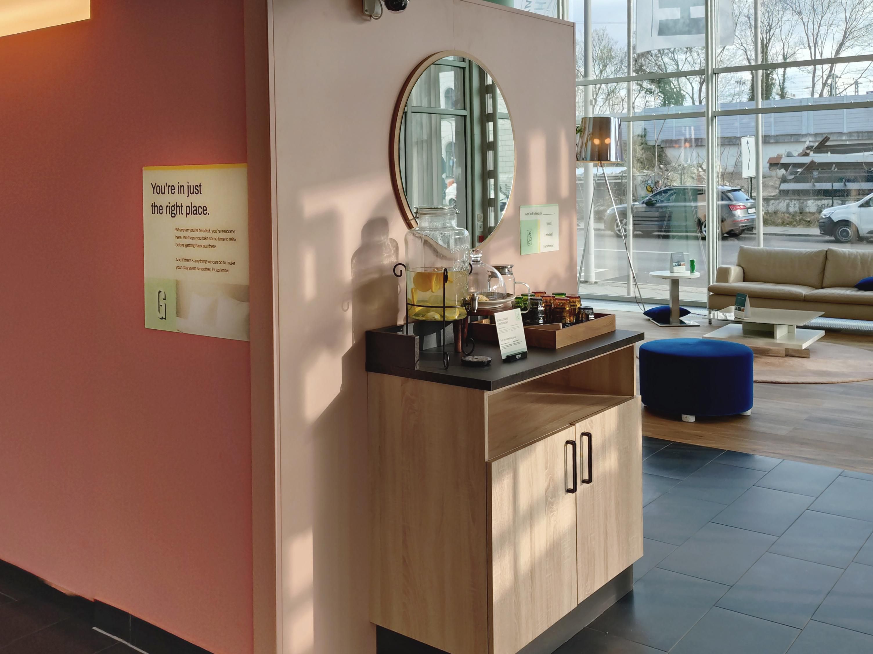 A refreshment station with free flavored water awaits you in our lobby to welcome you. Enjoy fruity freshness as soon as you arrive - a little moment of refreshment to get you in the mood for your stay.