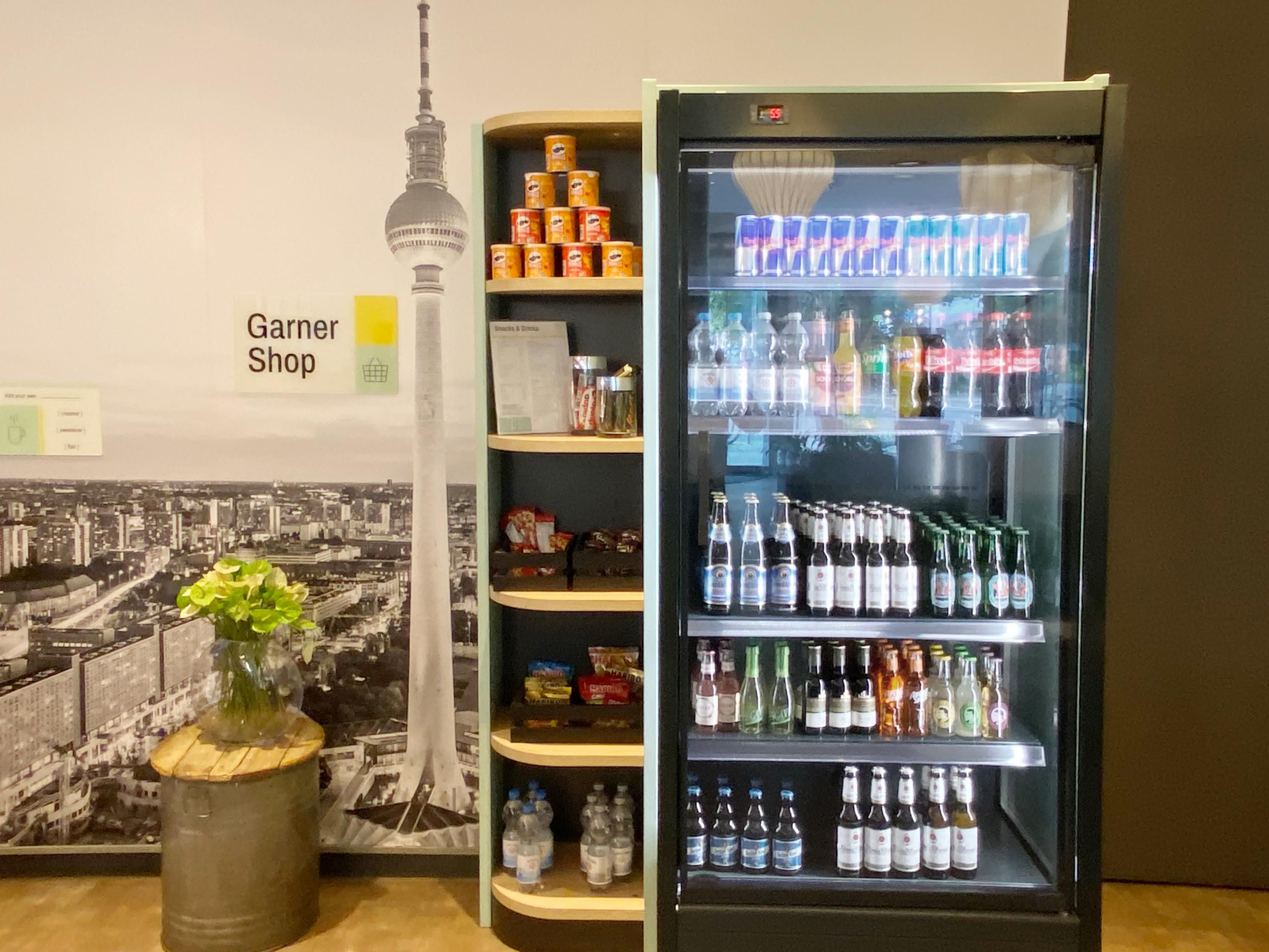 The Garner Shop in the hotel lobby is open around the clock and offers a wide selection of drinks and snacks. Whether for a quick bite or a refreshing drink - you'll always find what you need here. Perfect for a little treat in between!