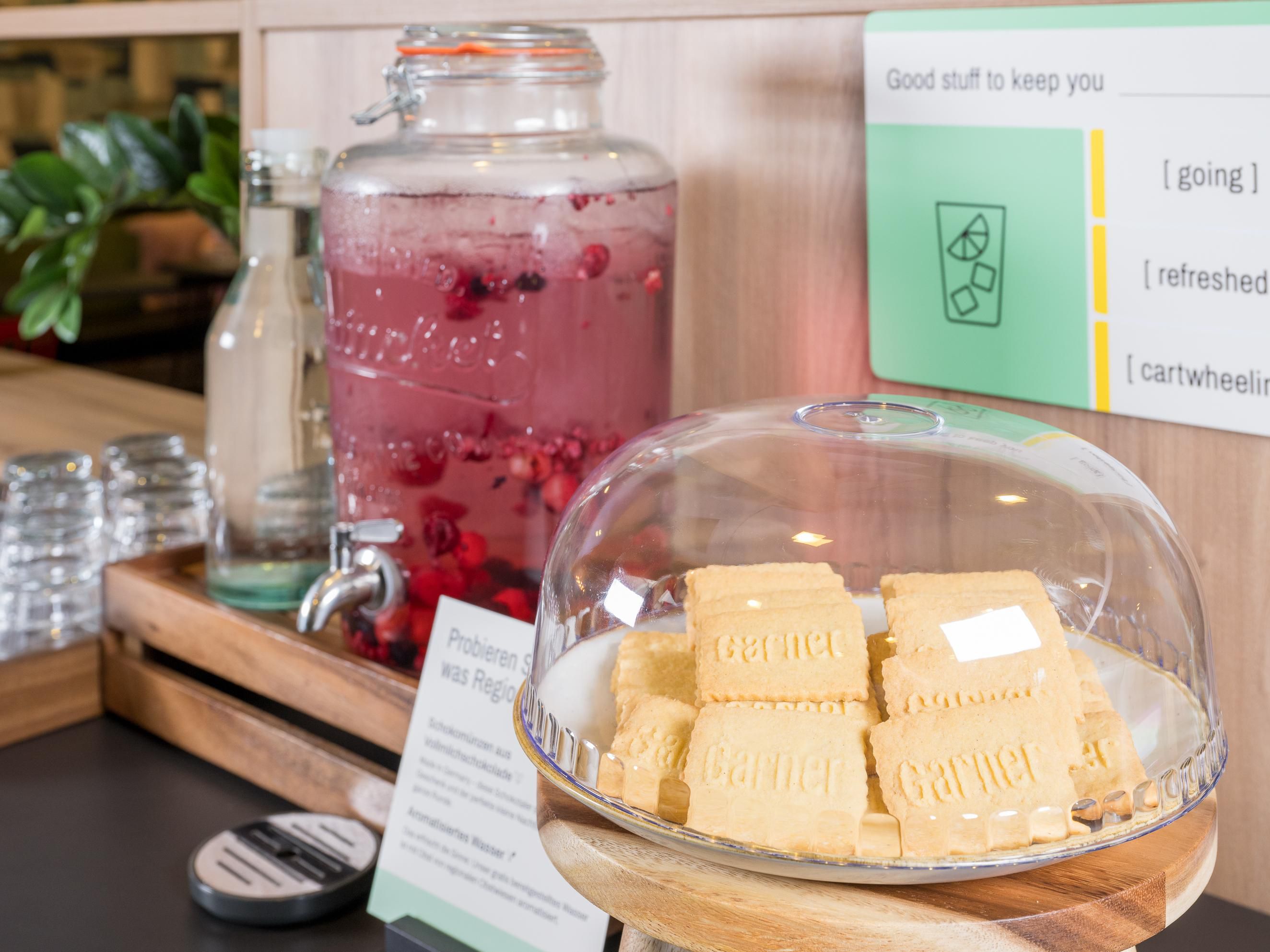 A refreshing welcome drink awaits every guest on arrival at the Garner Hotel Berlin - flavored water and delicious cookies, available from 3pm to 7pm. A perfect start to your stay to relax and enjoy the day!