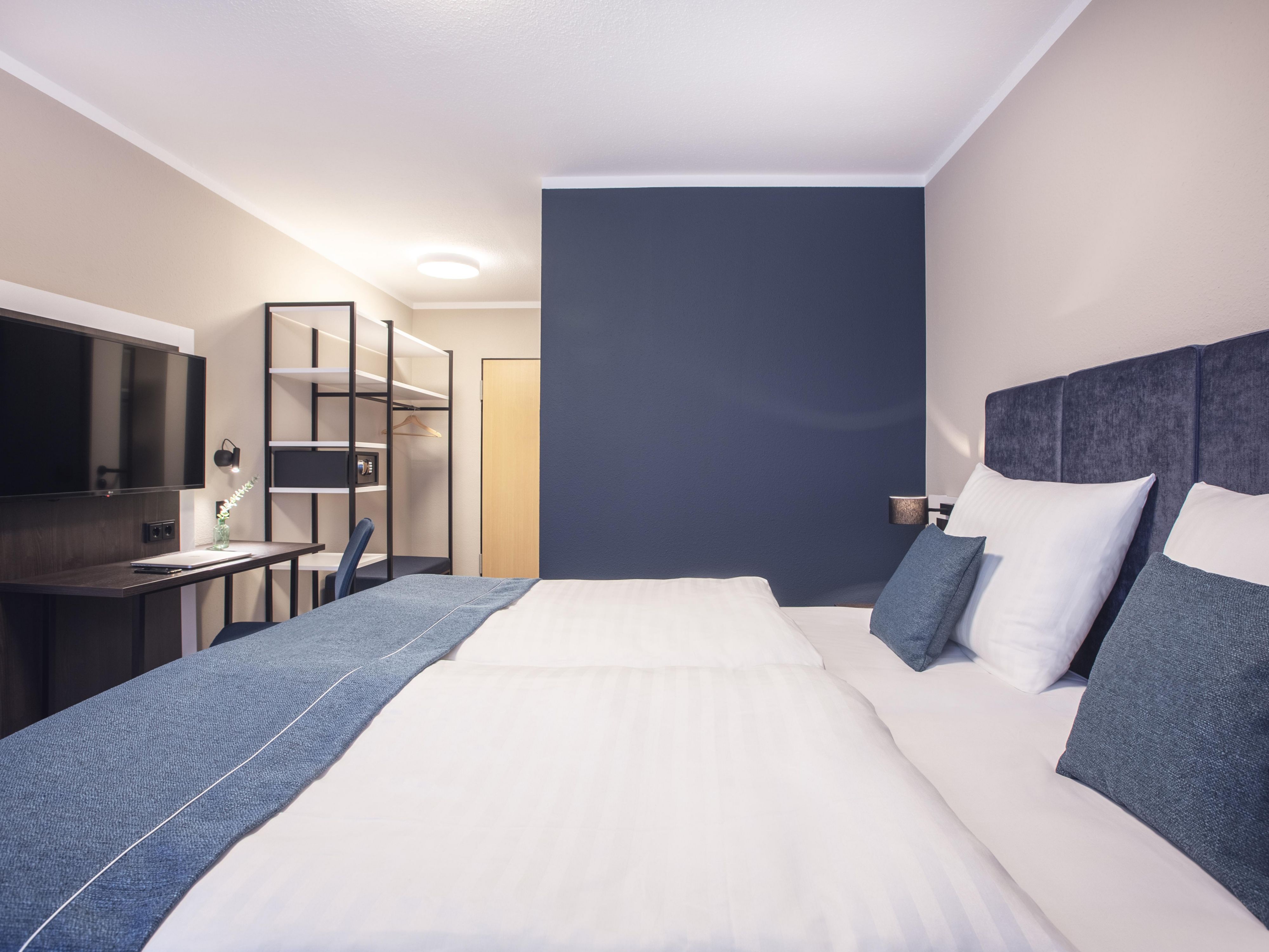 Comfy standard room with queensize bed. Enjoy Elmshorn!