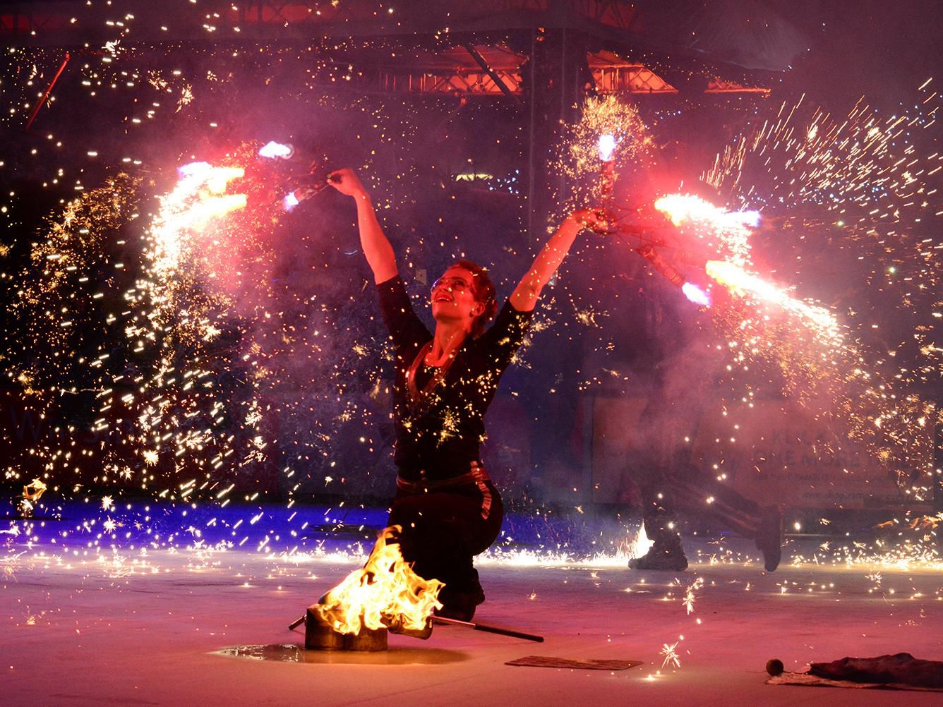 Step into Elmshorn’s active winter hotspot! From 14 Nov to 4 Jan, Holstenplatz turns into Eisvergnügen, where ice skating, ice stock curling, and cozy winter treats await. Visit the Weihnachtsschänke right by the rink for some winter specialties, and enjoy festive fun with friends or family in the crisp winter air.