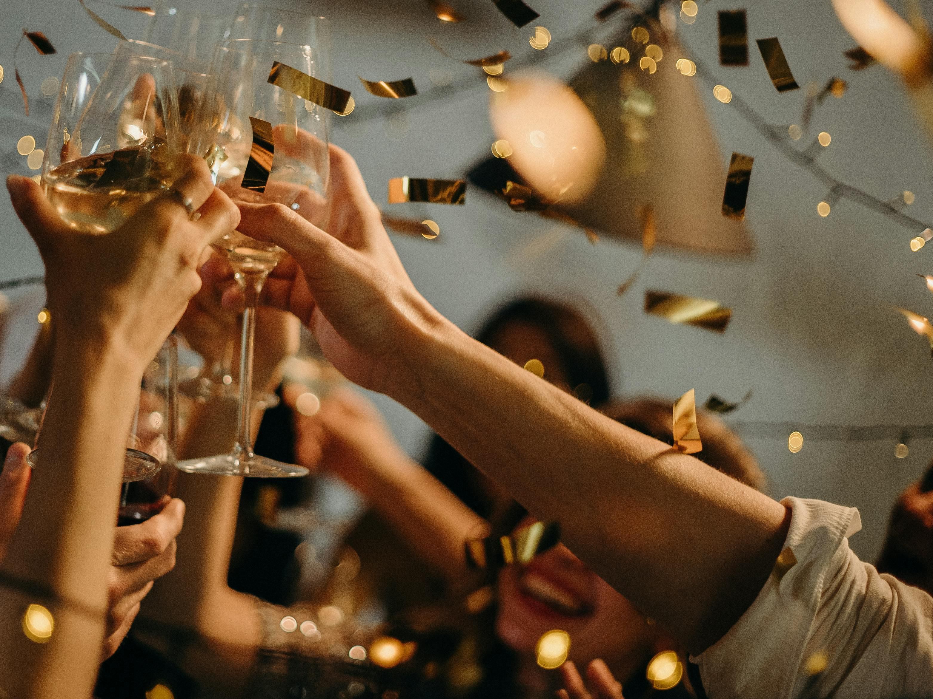 Celebrate the start of 2026 at Restaurant Rozafa, located right in the hotel. For 120 EUR per person, enjoy a festive buffet dinner with beer, wine, and bubbly, plus live music, fireworks, and more. End the night in style and book a night at Garner Hotel Elmshorn.