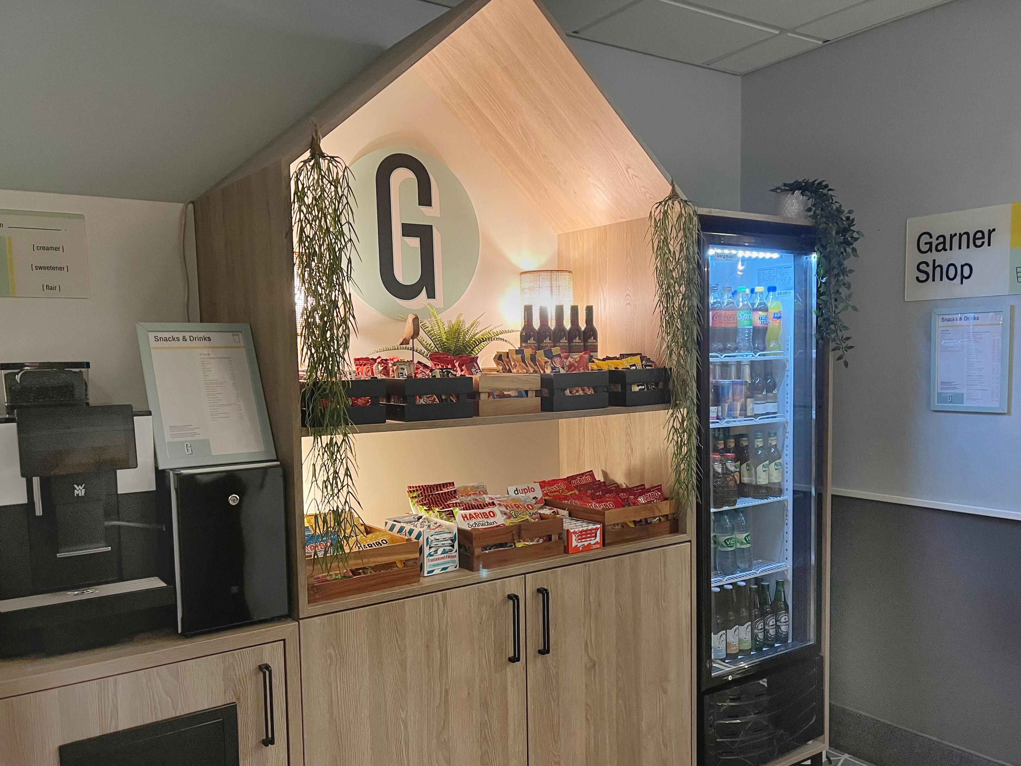 Craving a quick bite or cold drink? Our Garner Shop in the lobby is open day and night with tasty snacks, sweet bites, and refreshing beverages. Just help yourself and settle up easily at reception. The perfect treat – whenever you need it.
