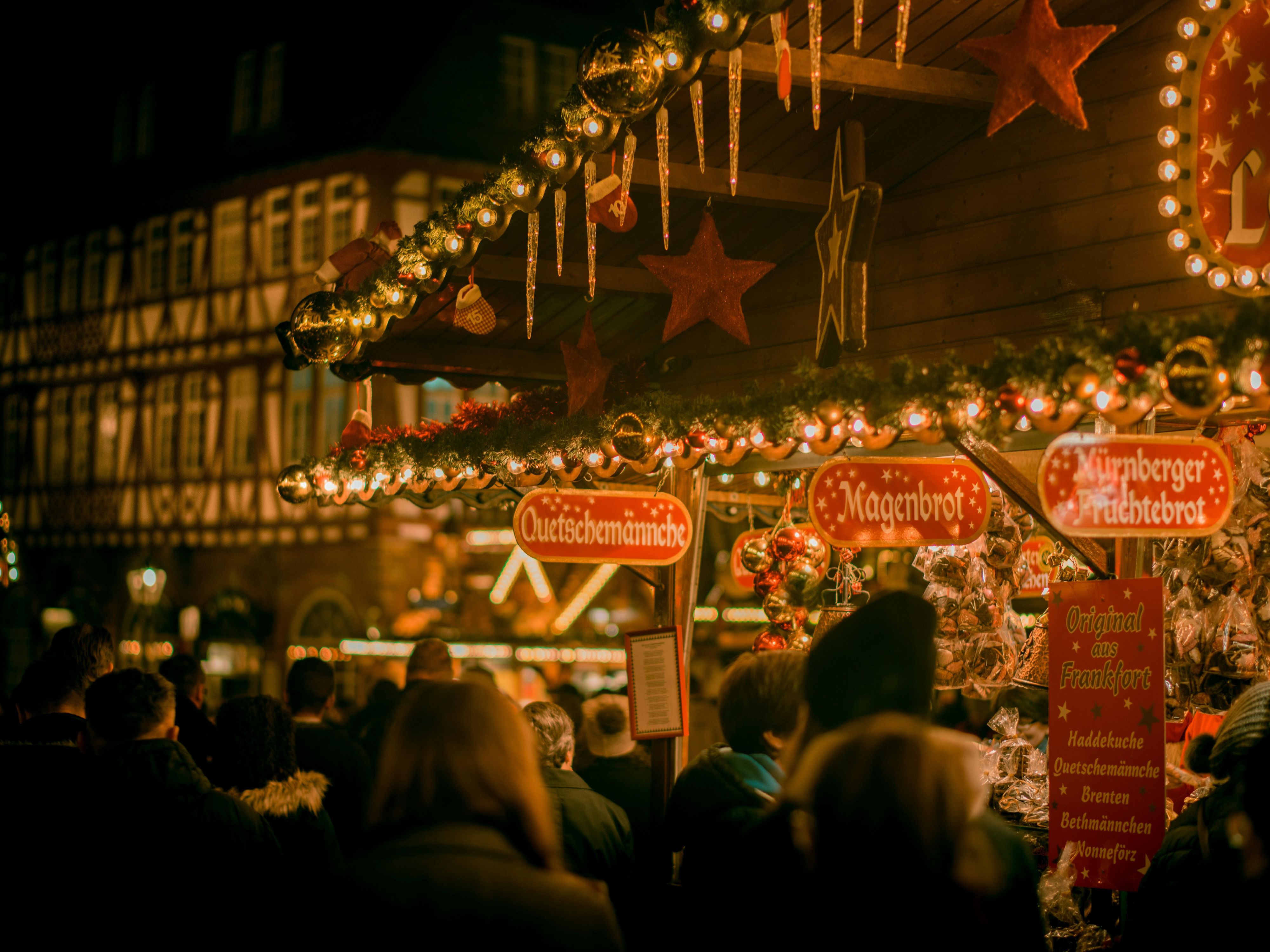 When the smell of roasted almonds and mulled wine fills the air in Essen, it's that time of year again: the Christmas market in the city center is open. Our hotel is only about 8 minutes by train from the Christmas market – ideal for anyone who wants to enjoy the hustle and bustle of the city and then relax and unwind.