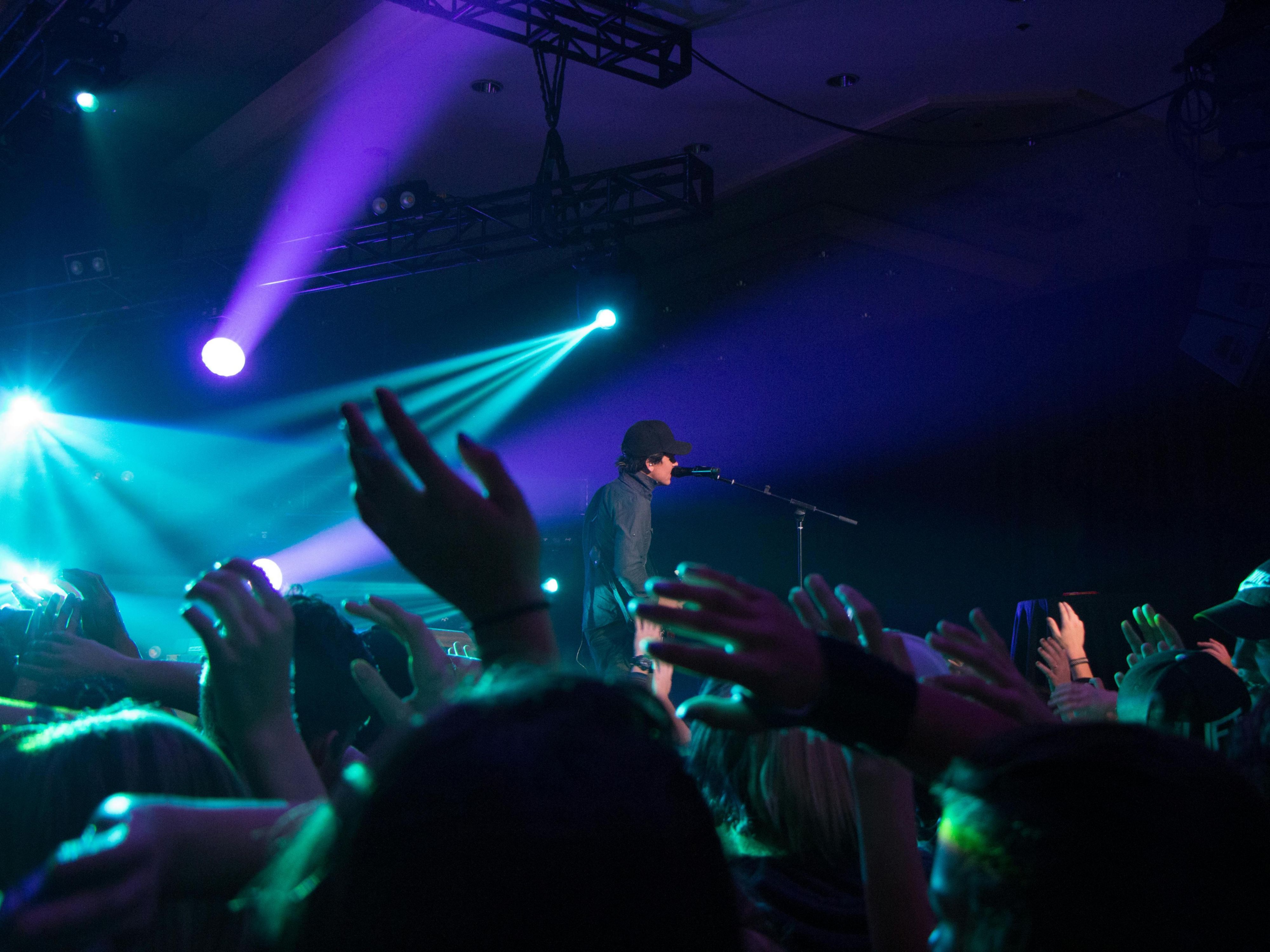 The Festhalle Frankfurt hosts it all: from global stars like David Guetta or Simply Red to dazzling shows like Let’s Dance and Holiday on Ice. Concerts, magicians, and major exhibitions fill the calendar. A must-visit venue, just minutes away for unforgettable nights – this autumn with artists such as Finch, André Rieu, OneRepublic, and Nina Chuba.