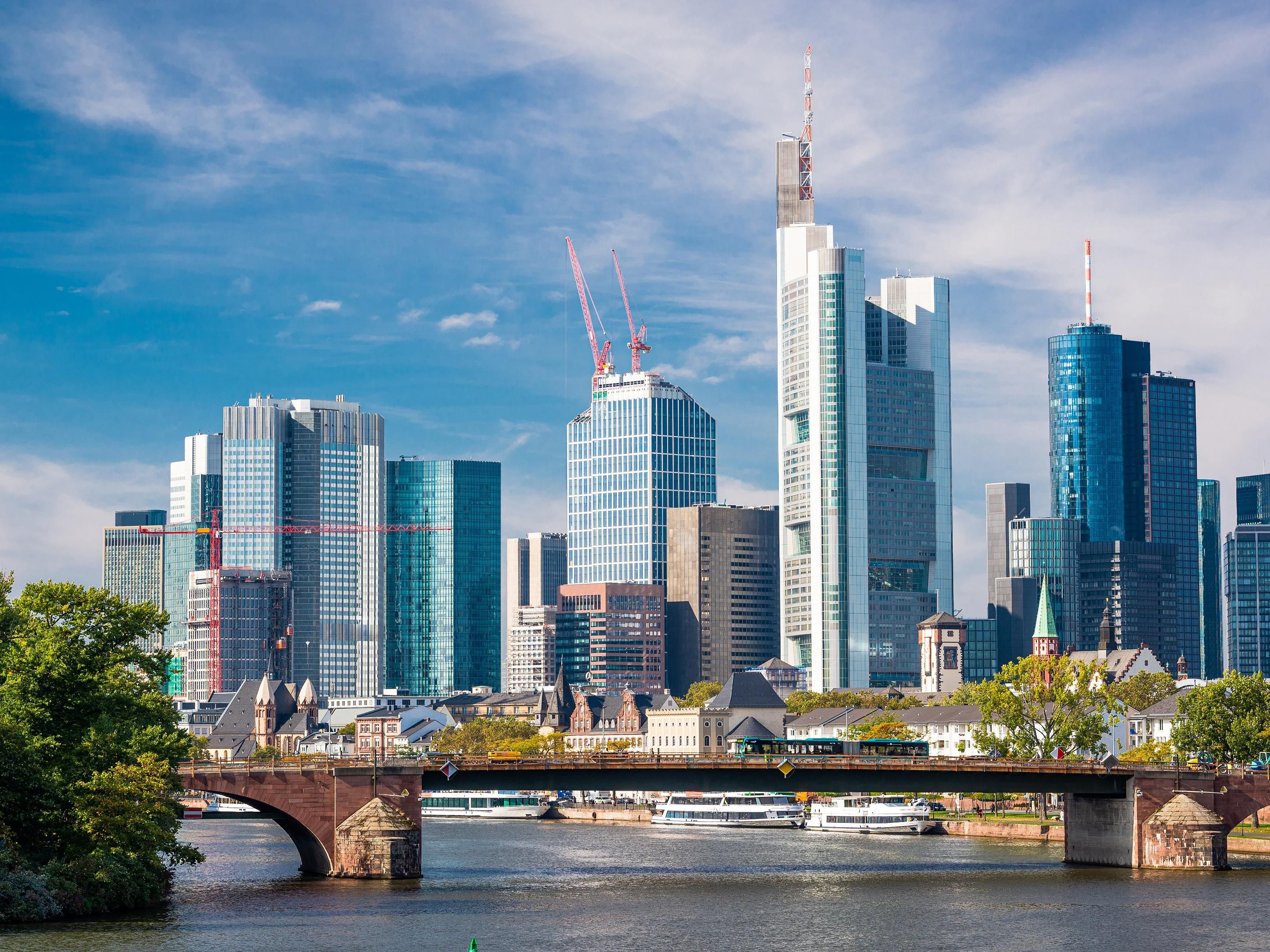 Right near Bockenheimer Warte – a major hub for trams, buses and the U-Bahn – our location makes getting around Frankfurt a breeze. Westbahnhof with S-Bahn and regional trains is just a bit further, and you’ll be on the Autobahn in no time. Ideal for city breaks or onward journeys.