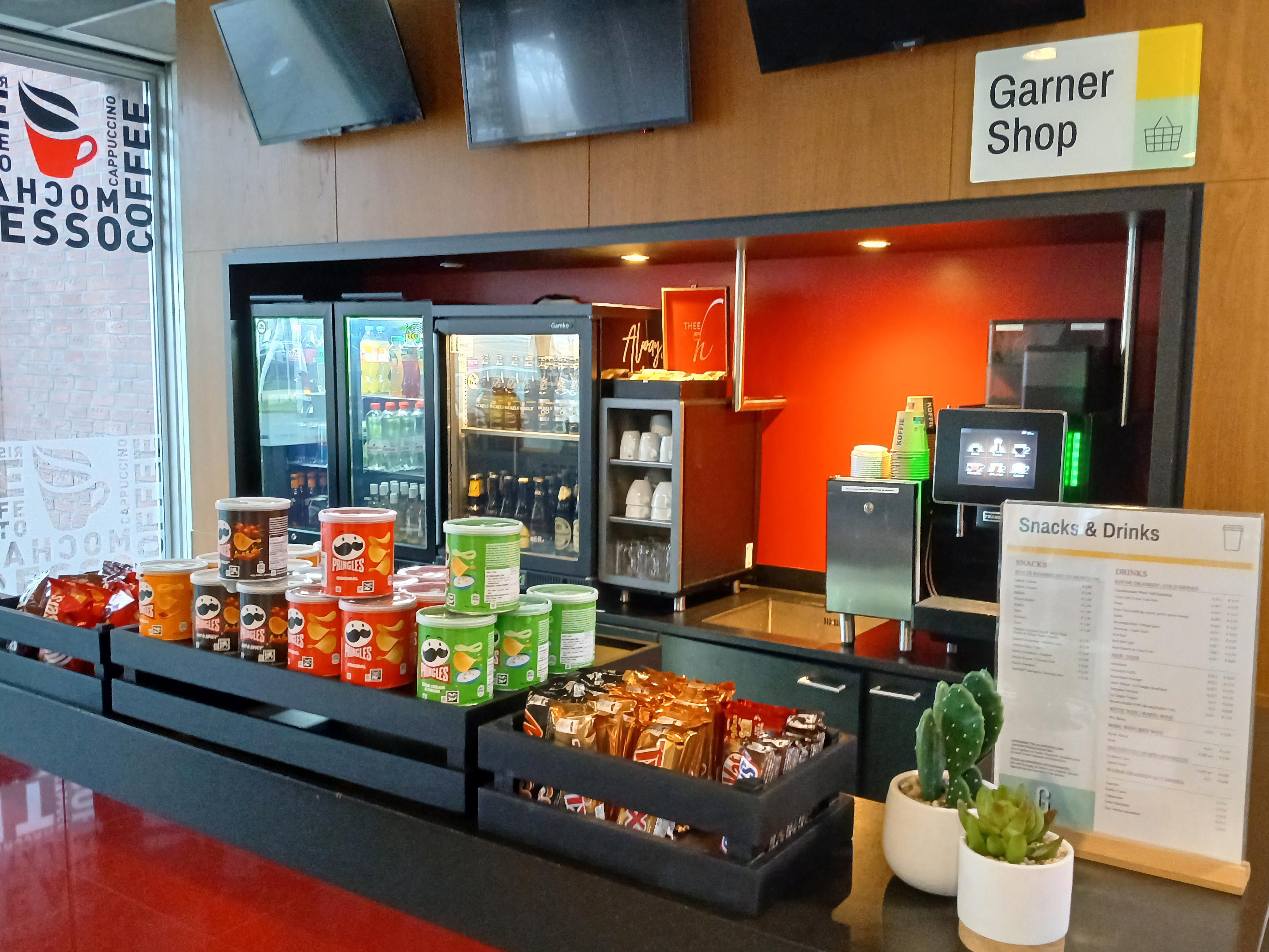 Need a quick bite or a refreshing drink? Our Garner Shop is open around the clock! From chilled beer to cold drinks, salty or sweet snacks, and a hot cup of coffee or tea – help yourself anytime. Perfect for a relaxed evening or something on the go. Just grab what you need and pay at reception!