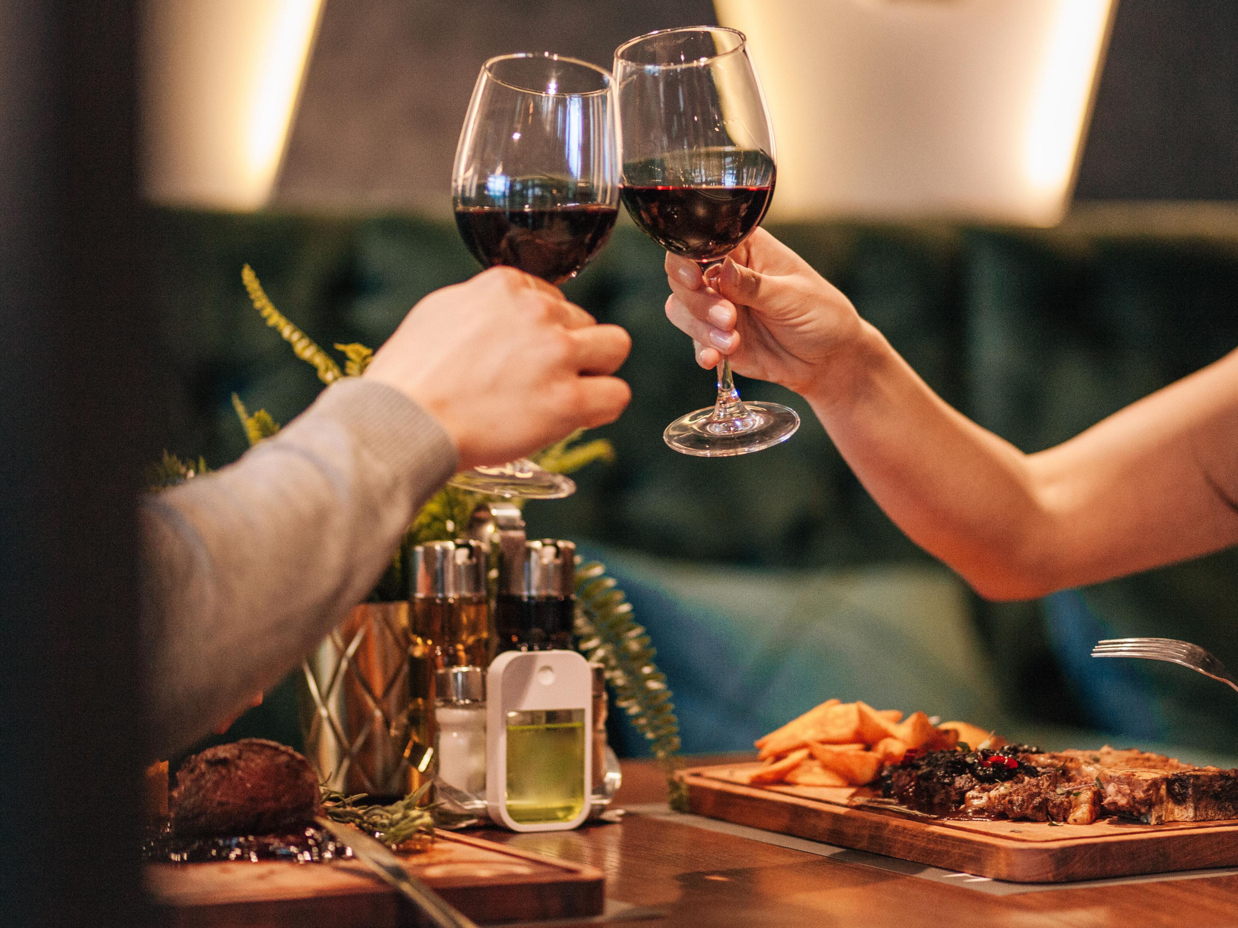 Experience the perfect getaway with our Half Board Package! Enjoy a restful night in our comfortable accommodations, followed by a generous breakfast buffet featuring sweet and savoury delights. In the evening, savour a delicious dinner at Dreamz, where fresh, seasonal cuisine meets local charm. Click the link to learn more!