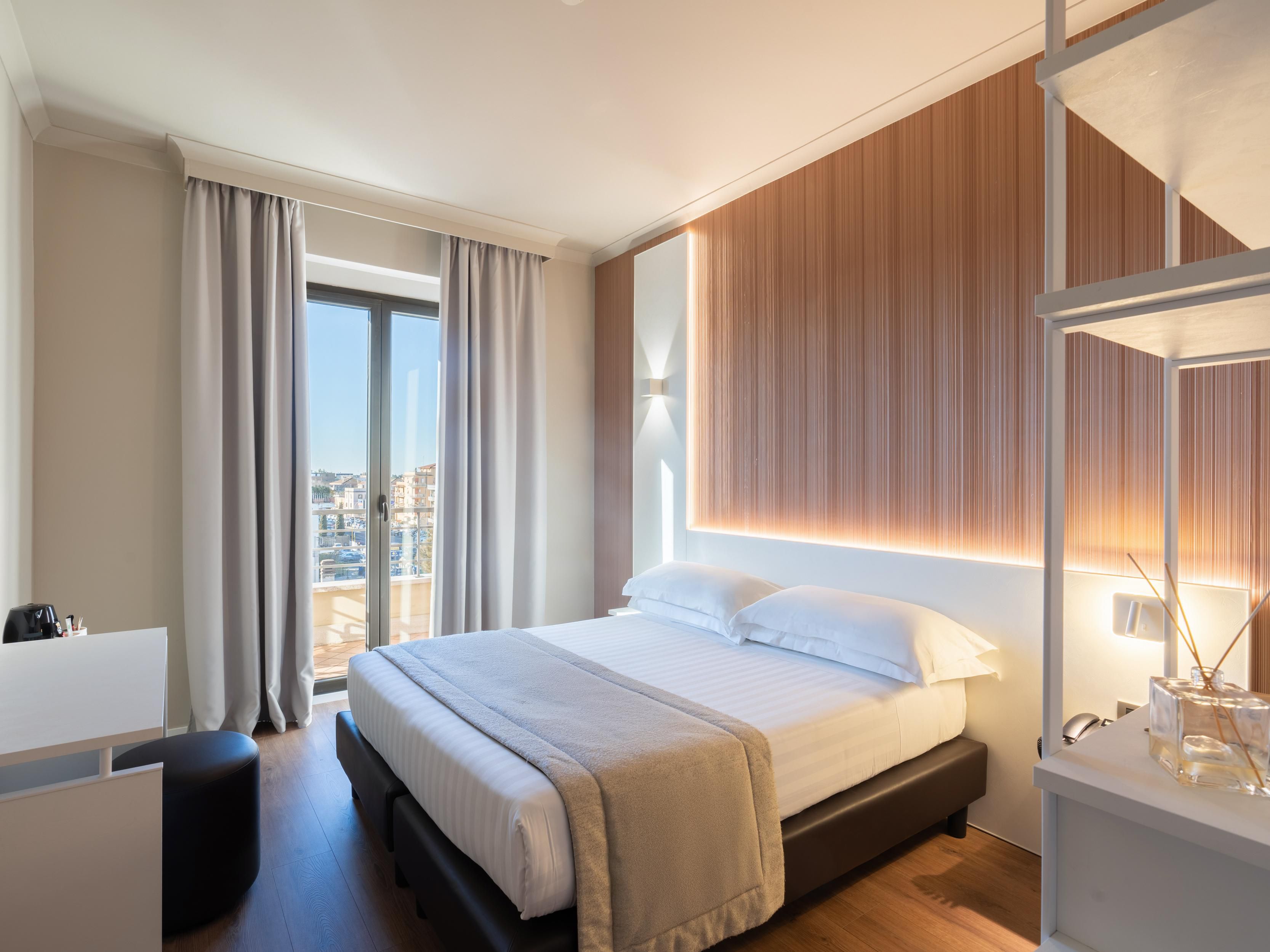 The rooms at Garner Hotel Rome Aurelia offer a relaxing and functional experience, featuring modern design that blends aesthetics with comfort. Each room is equipped with air conditioning, high-speed Wi-Fi, and all the amenities needed for a pleasant stay, ideal for both business and leisure travelers.