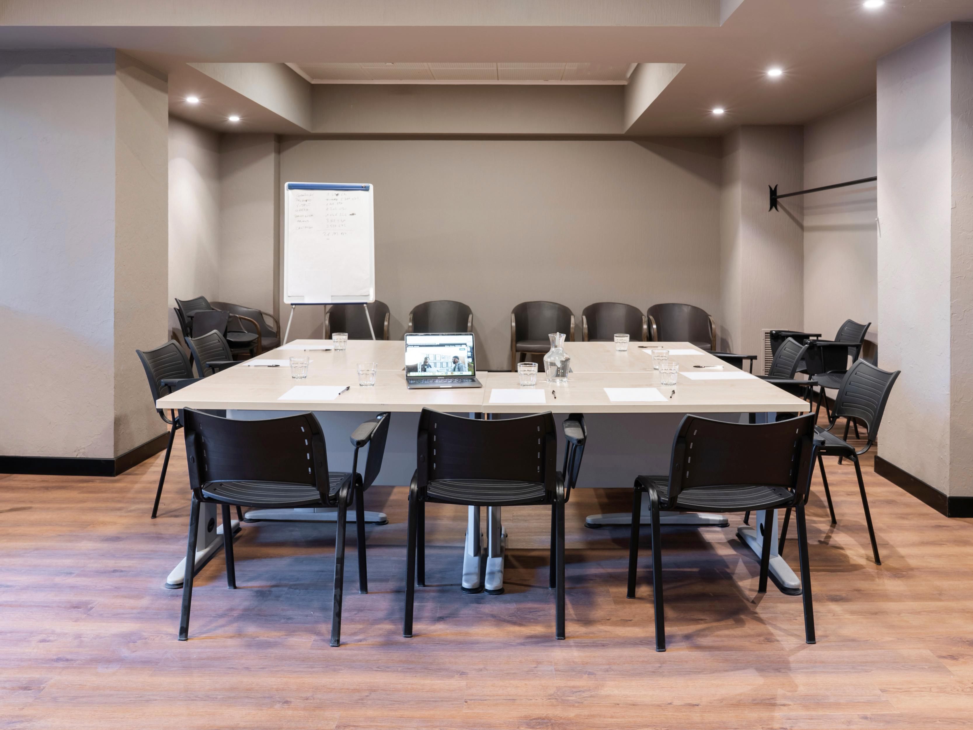 The Garner Hotel Rome Aurelia offers an exclusive space for your events. The meeting room accommodates up to 20 guests and has direct access from the outside. Ideal for conferences and workshops, it provides the perfect comfort for any occasion.