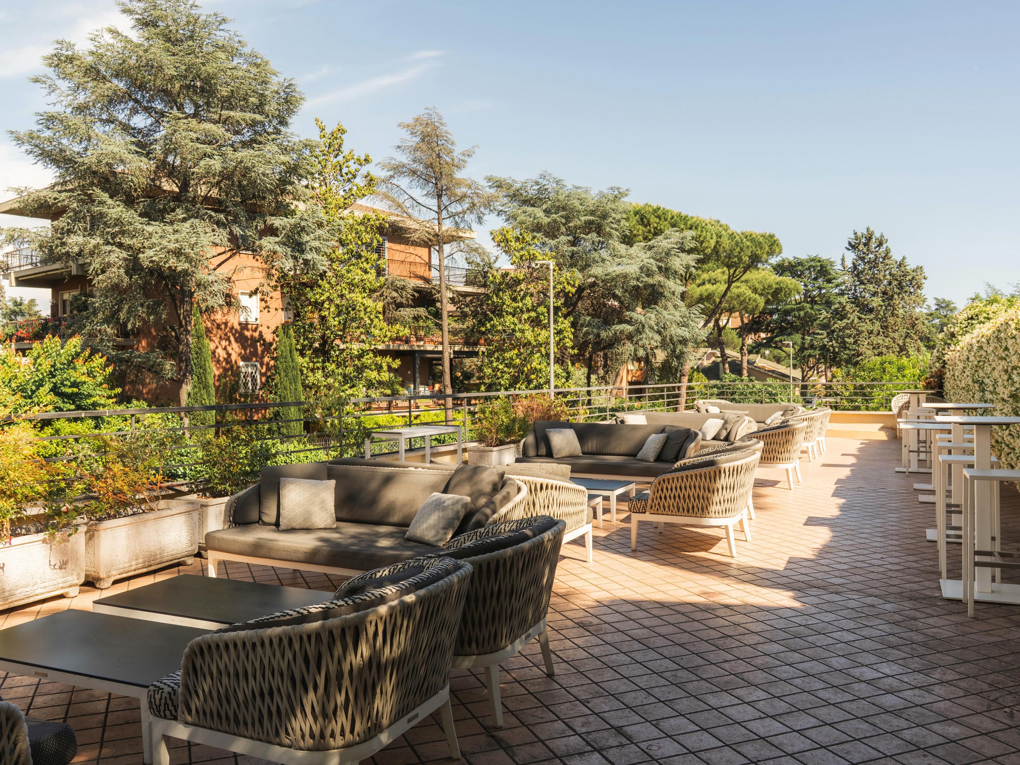 The outdoor garden is the perfect space for guests to enjoy a moment of relaxation in the open air, surrounded by an intimate and well-kept setting, away from the city chaos.
It can also be customized for private occasions such as celebrations or corporate events, ensuring an exclusive and comfortable atmosphere.