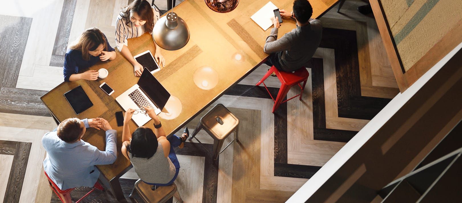 商务人士在会议桌旁专注办公的俯拍视角