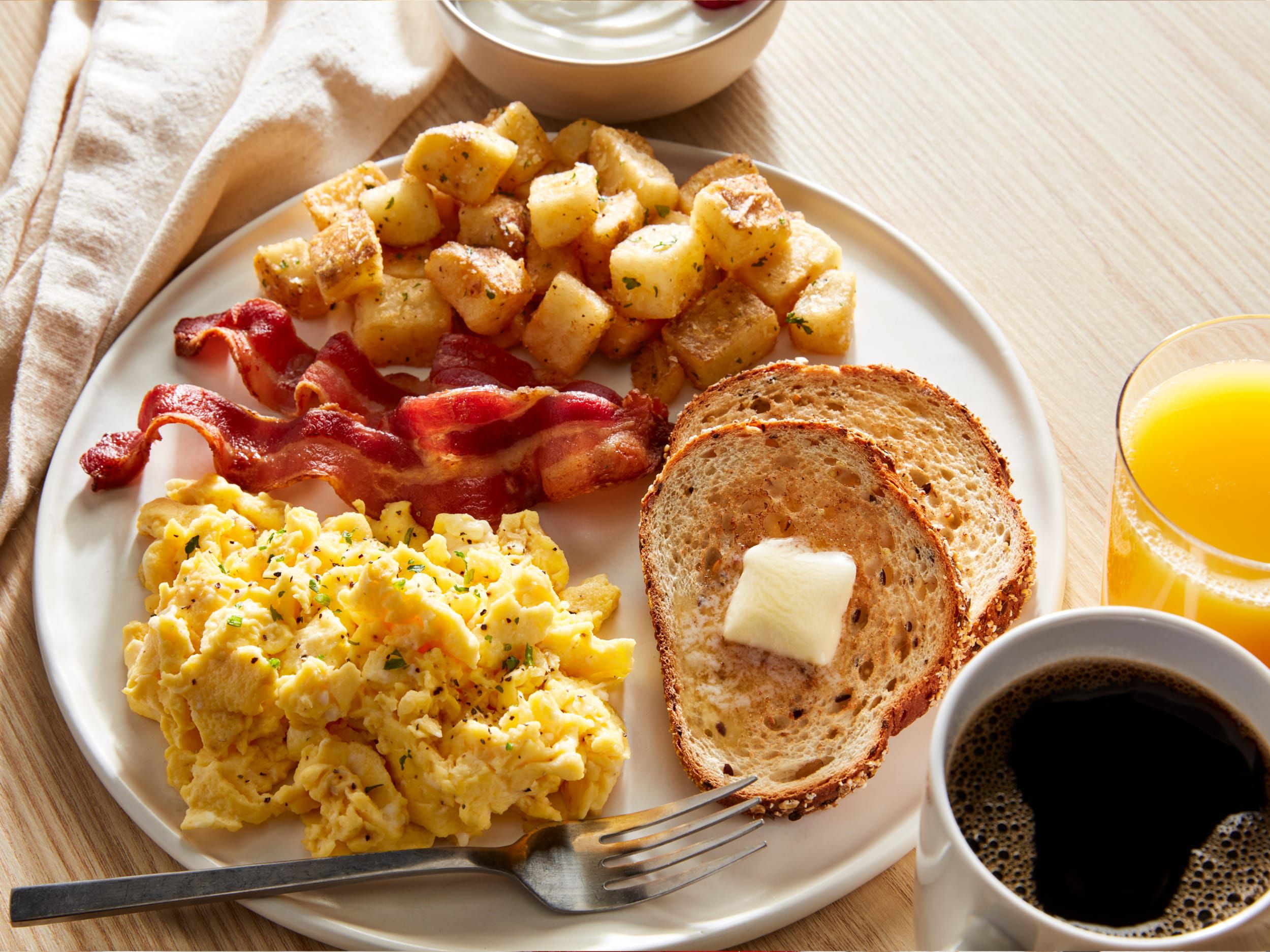 早餐拼盘，包含鸡蛋、培根和吐司
