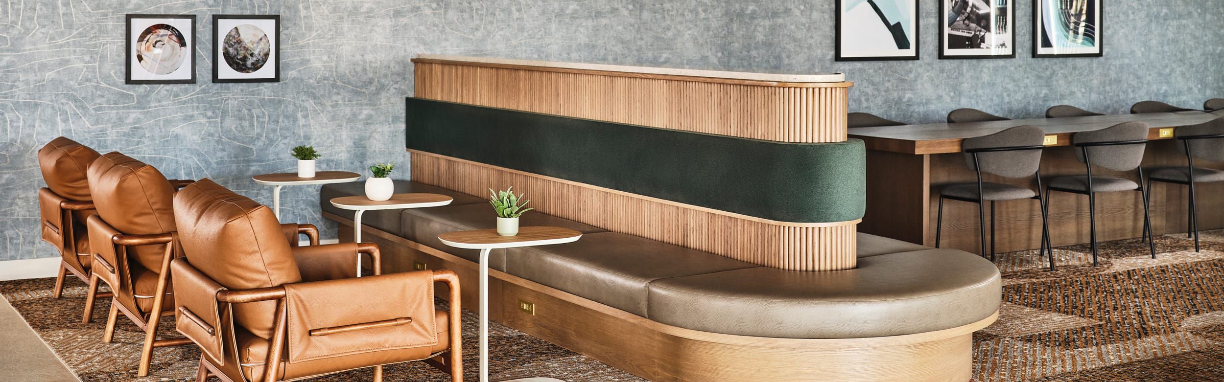 配备卡座、独立工作桌与座椅的现代工作区