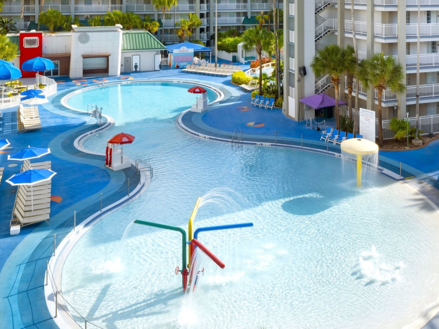 度假村泳池的鸟瞰图，呈现多重水景设施与游乐区域
