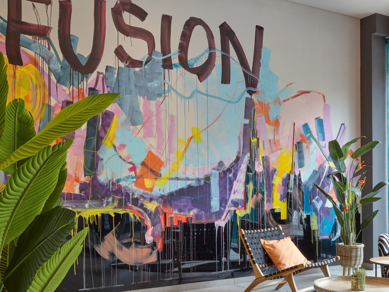 the niu 假日酒店大堂内的混搭风格壁画