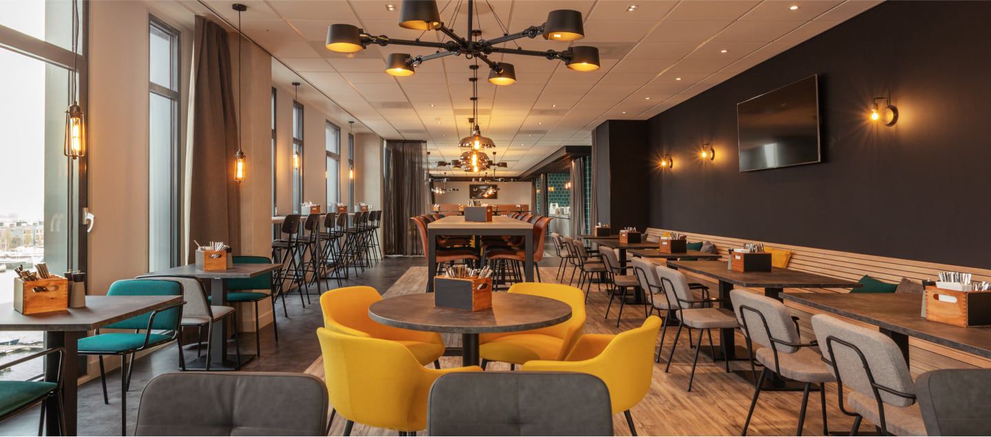 the niu 假日酒店的工业风餐厅