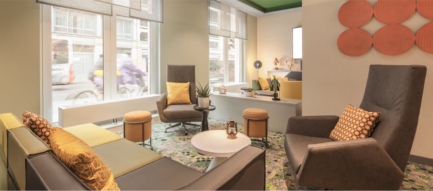 科隆米尔海姆 the niu 假日酒店日间光影交织的炫彩大堂