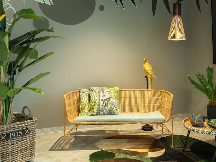 点缀着靠垫的温馨藤编沙发，坐落于大堂一隅