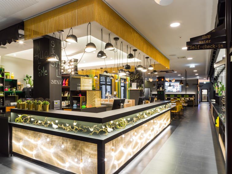 现代酒店大堂酒吧的一角特写