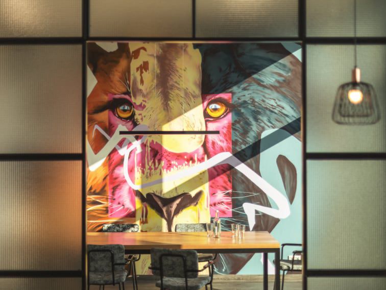 酒店大堂内的彩色狮子画