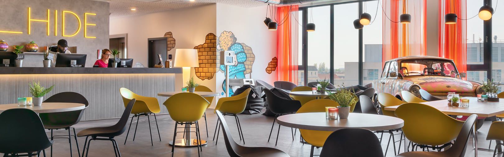 配备桌椅与装饰汽车的餐厅