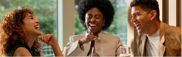 三位好友开怀大笑