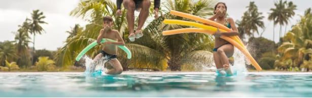 孩子们在泳池中跳跃