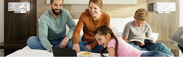 天伦之乐，定格于酒店床榻